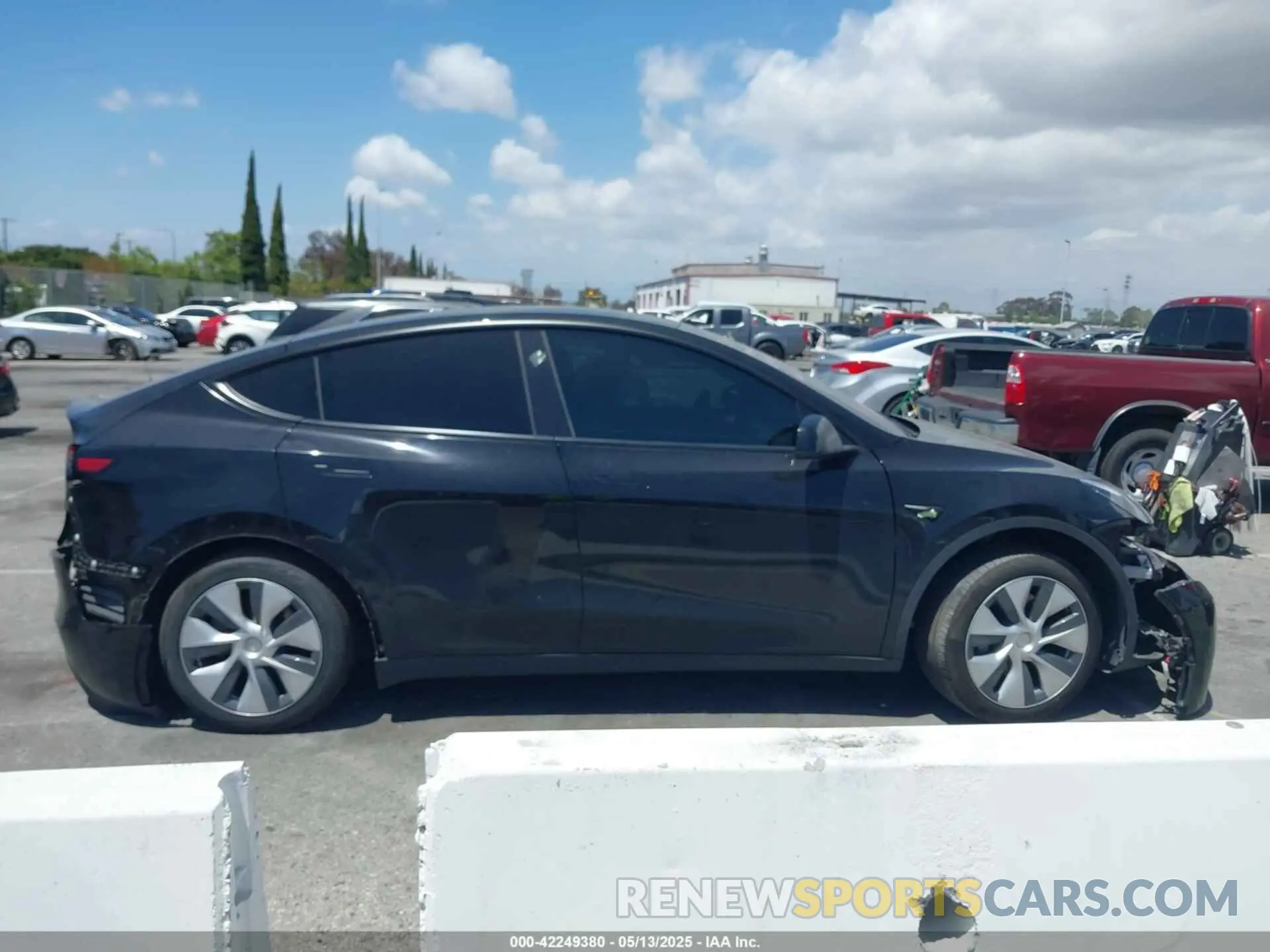 13 Photograph of a damaged car 7SAYGDEE5RA220193 TESLA MODEL Y 2024