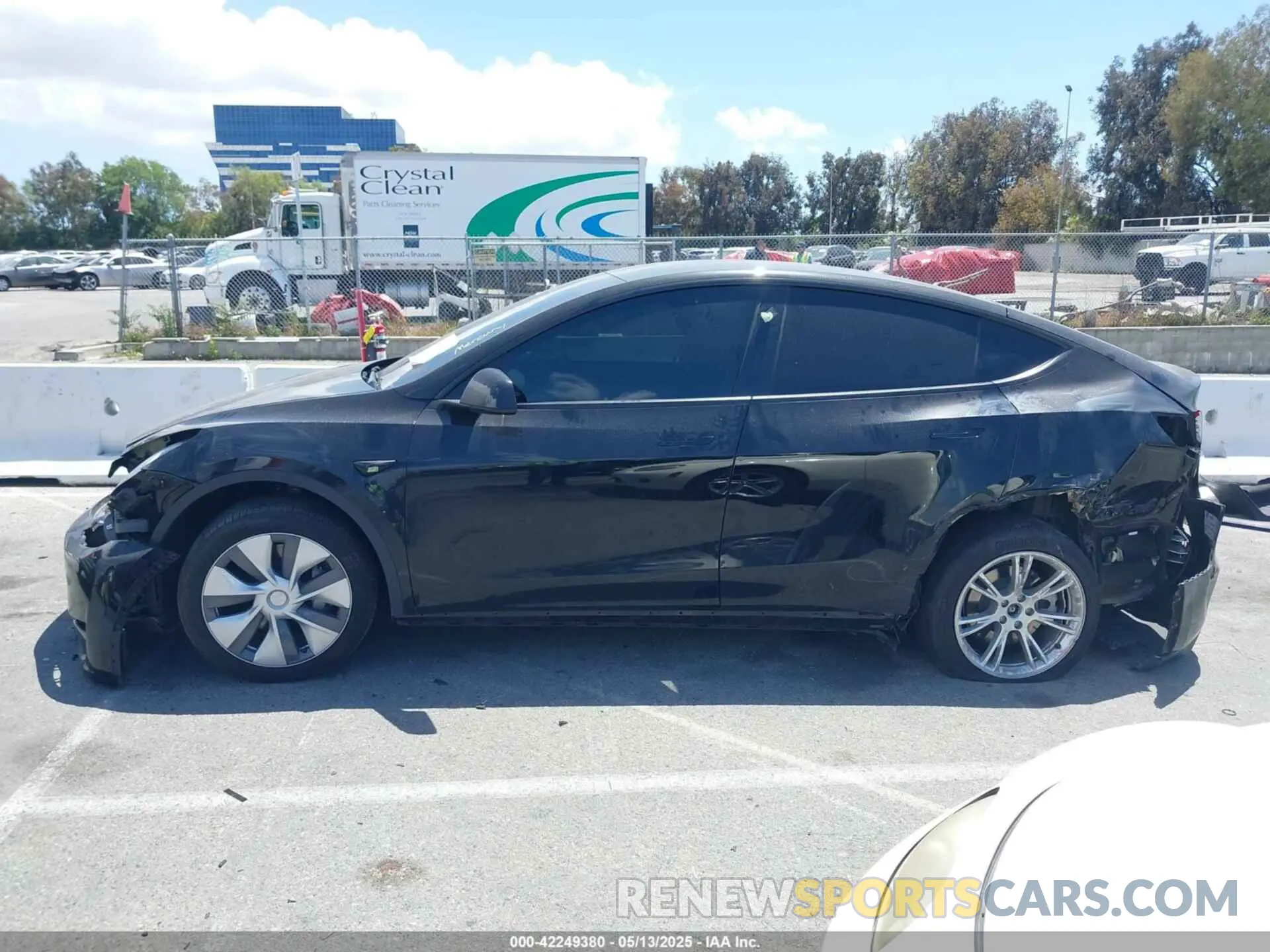 14 Photograph of a damaged car 7SAYGDEE5RA220193 TESLA MODEL Y 2024