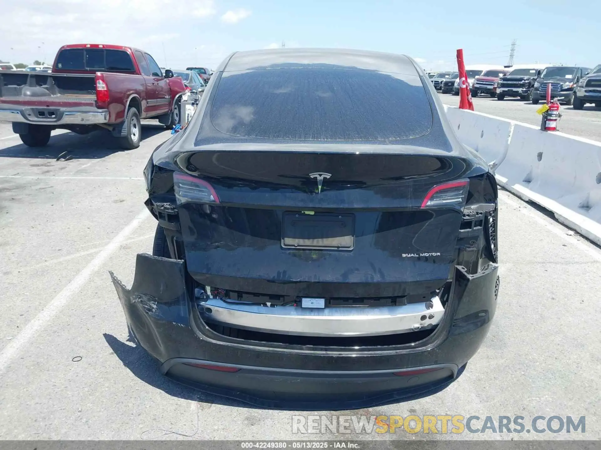16 Photograph of a damaged car 7SAYGDEE5RA220193 TESLA MODEL Y 2024