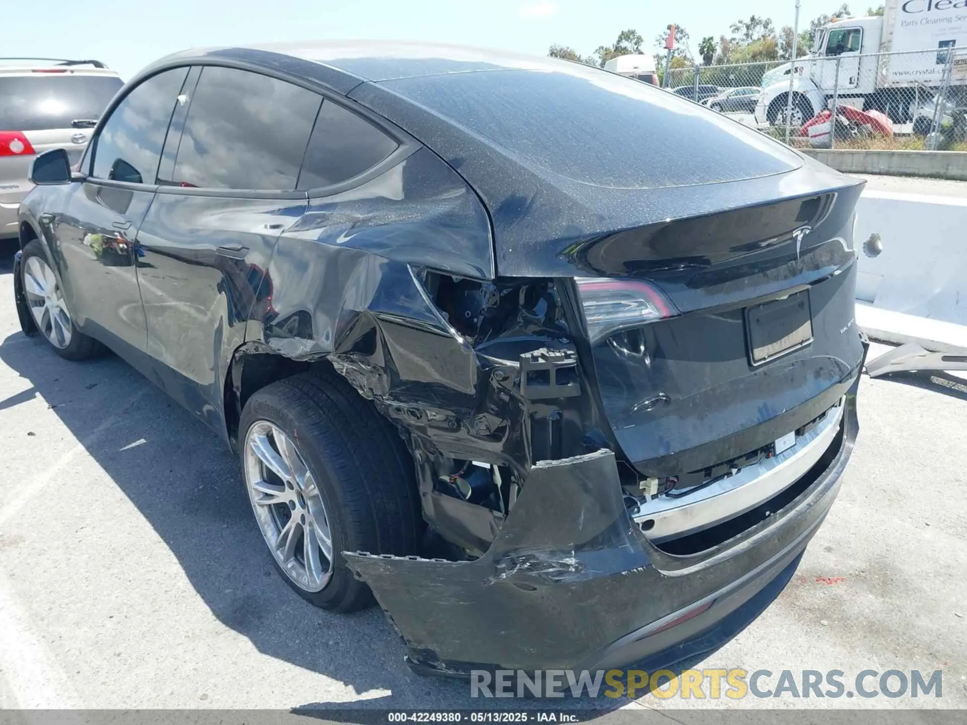 3 Photograph of a damaged car 7SAYGDEE5RA220193 TESLA MODEL Y 2024