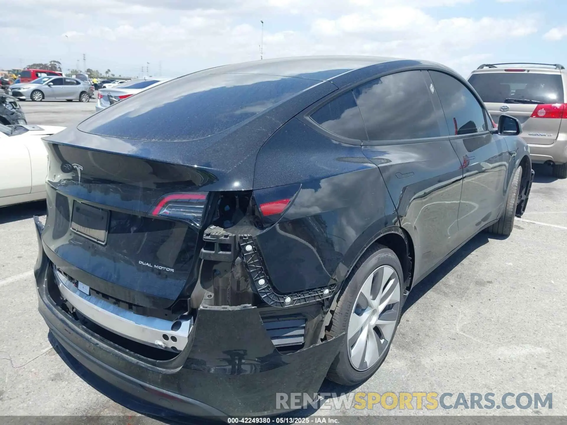 4 Photograph of a damaged car 7SAYGDEE5RA220193 TESLA MODEL Y 2024