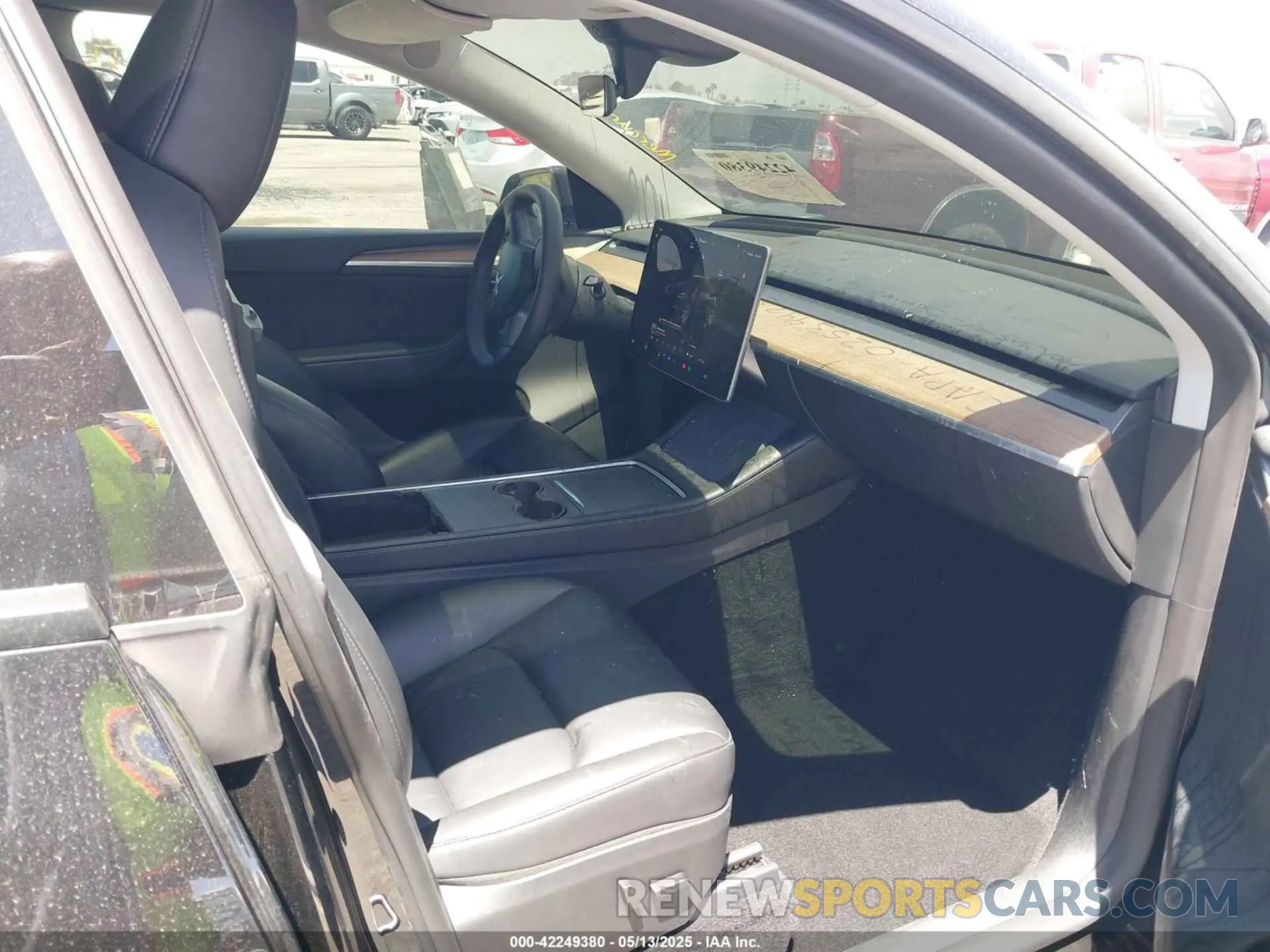5 Photograph of a damaged car 7SAYGDEE5RA220193 TESLA MODEL Y 2024