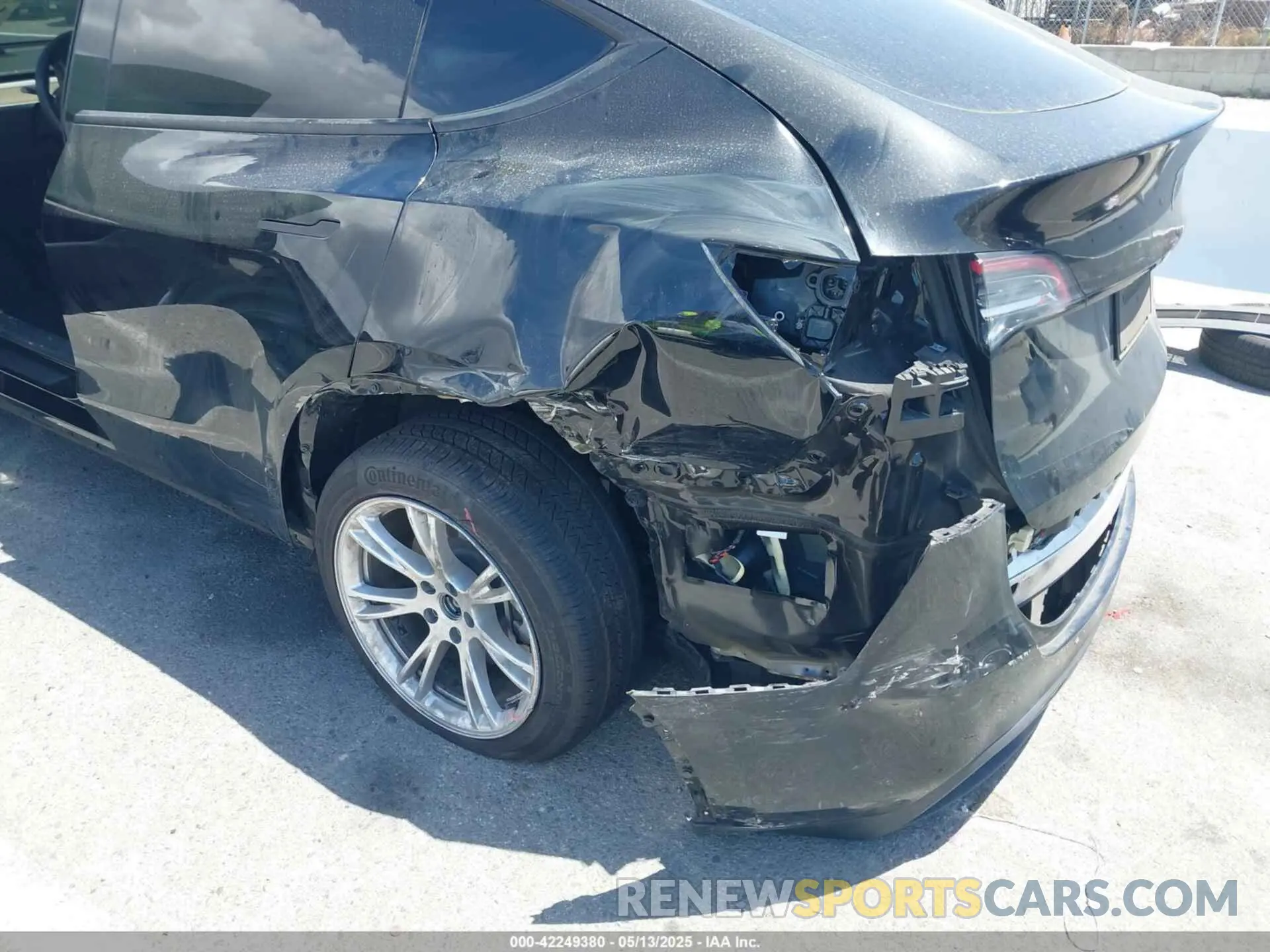 6 Photograph of a damaged car 7SAYGDEE5RA220193 TESLA MODEL Y 2024