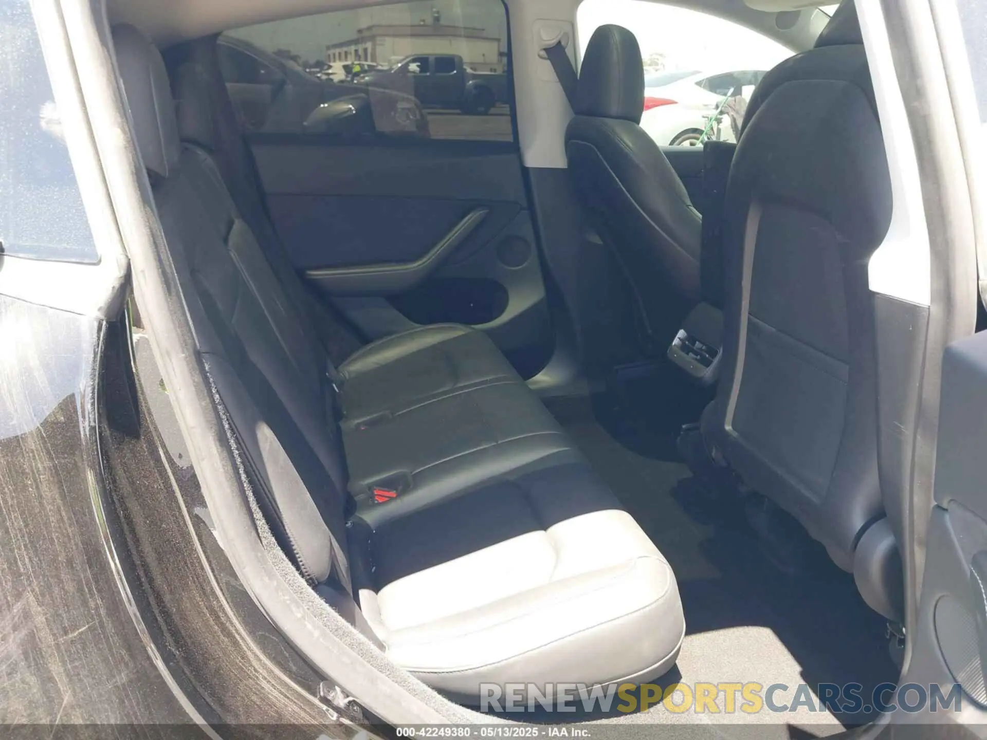 8 Photograph of a damaged car 7SAYGDEE5RA220193 TESLA MODEL Y 2024