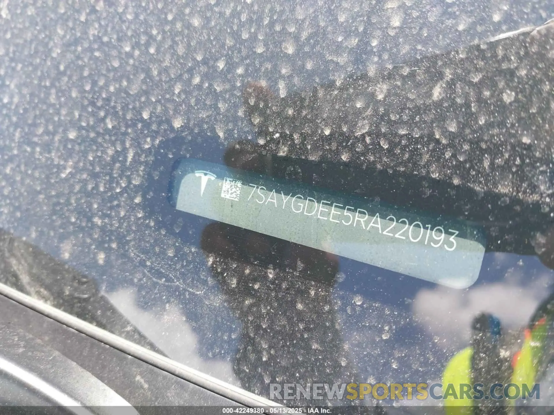 9 Photograph of a damaged car 7SAYGDEE5RA220193 TESLA MODEL Y 2024