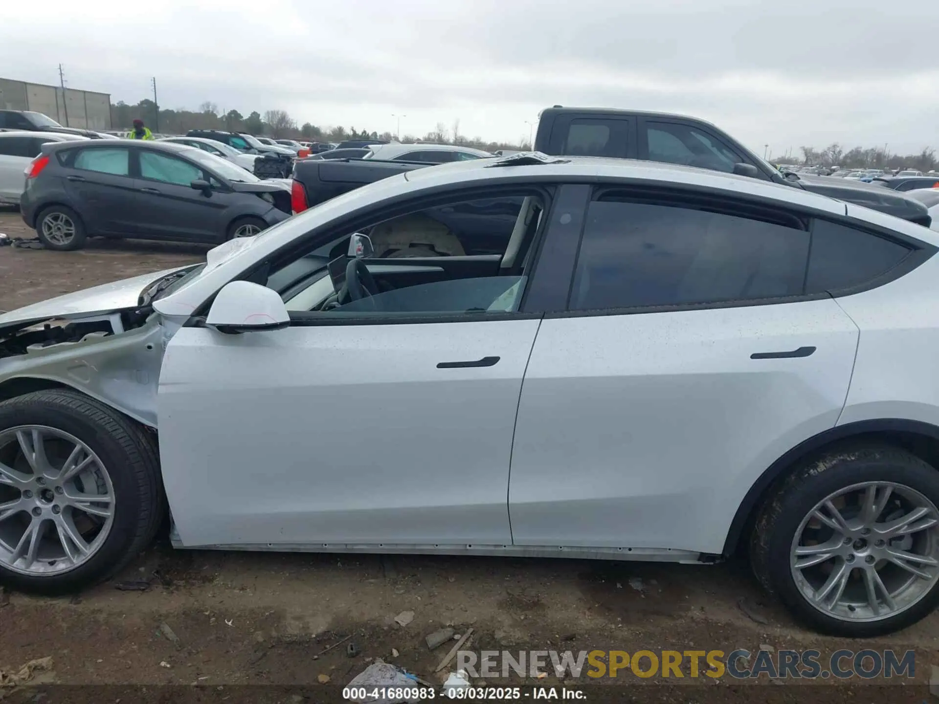14 Photograph of a damaged car 7SAYGDEE5RA220498 TESLA MODEL Y 2024