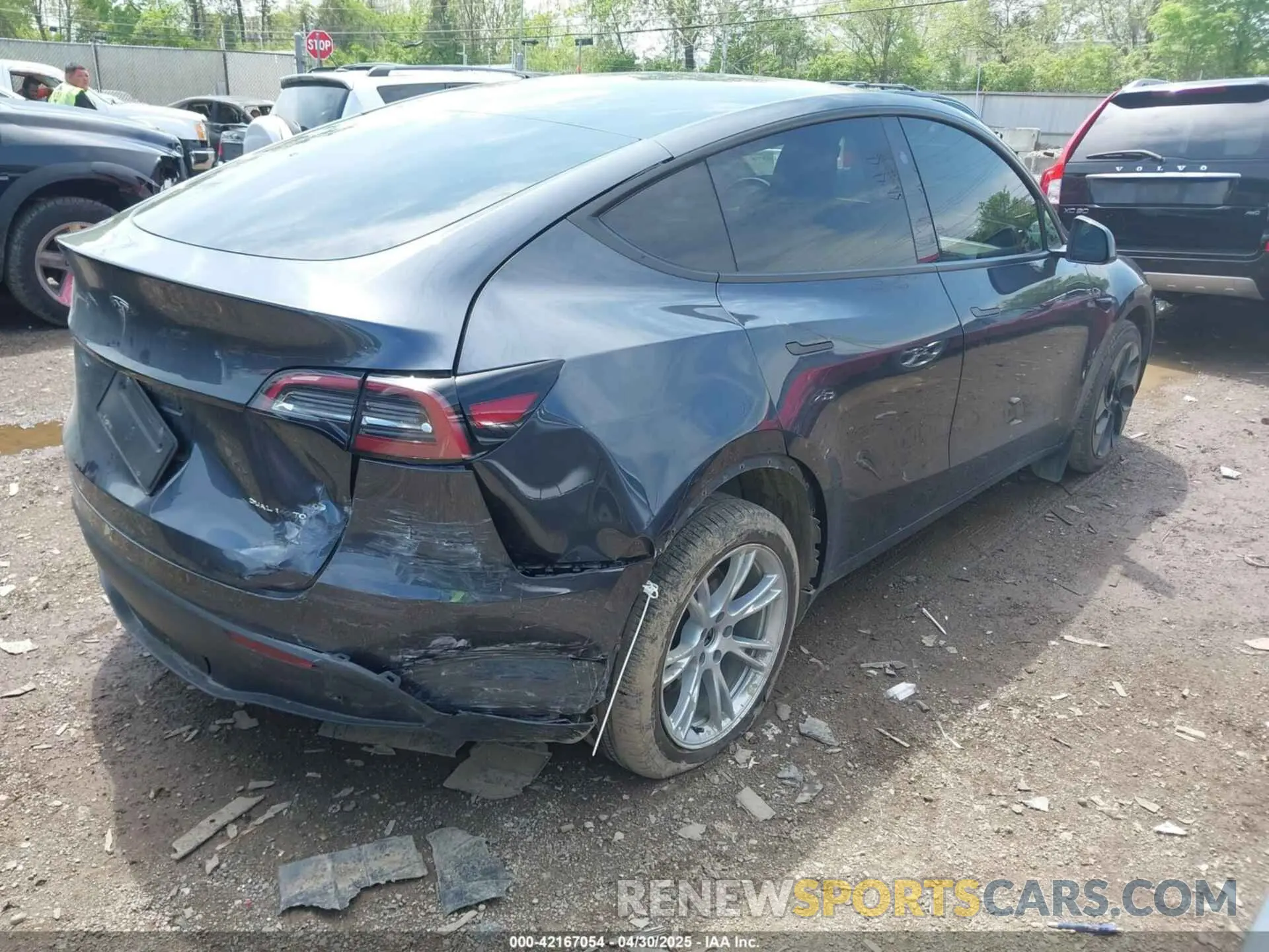 4 Photograph of a damaged car 7SAYGDEE5RA224759 TESLA MODEL Y 2024