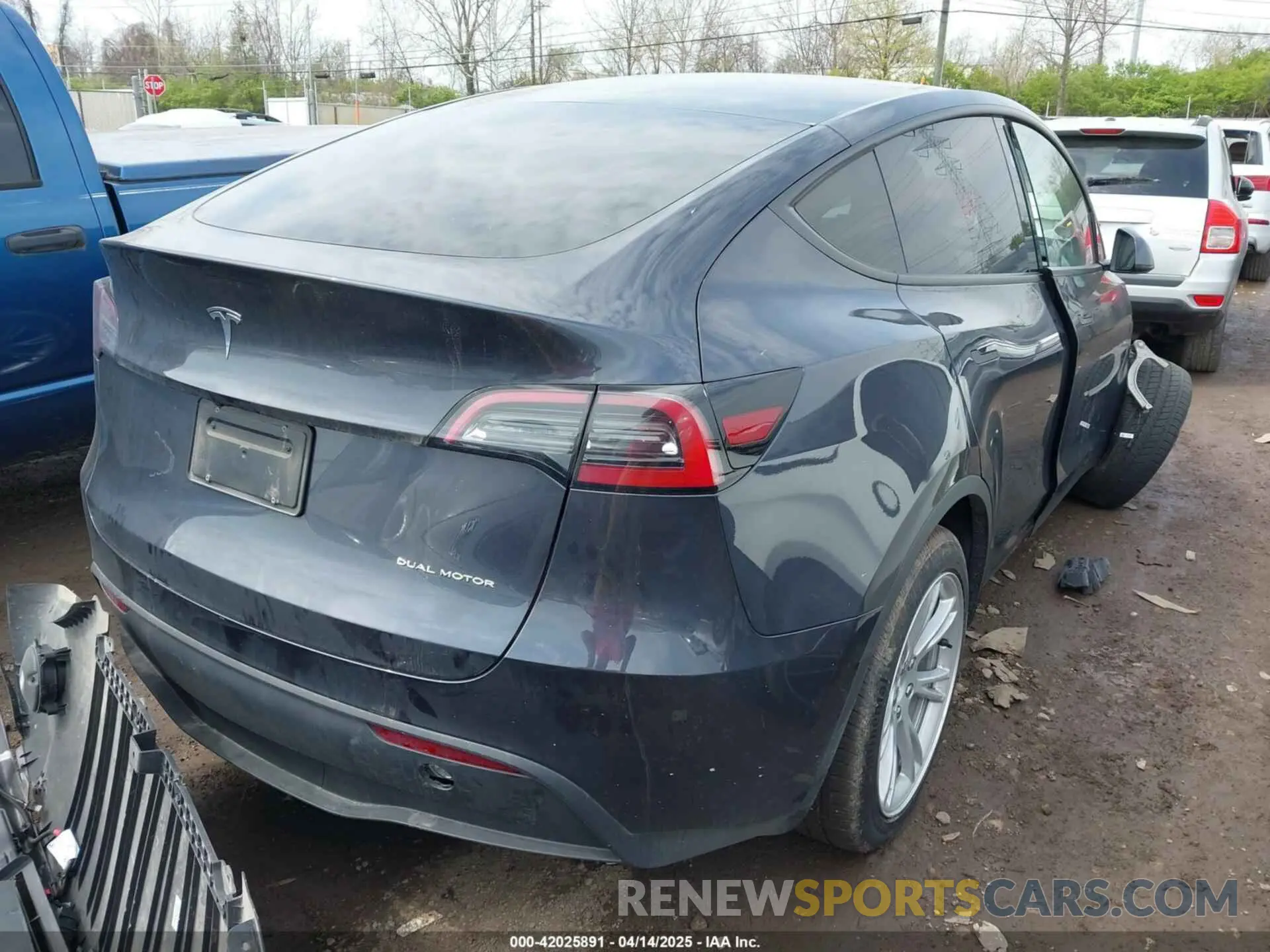 4 Photograph of a damaged car 7SAYGDEE5RA226317 TESLA MODEL Y 2024