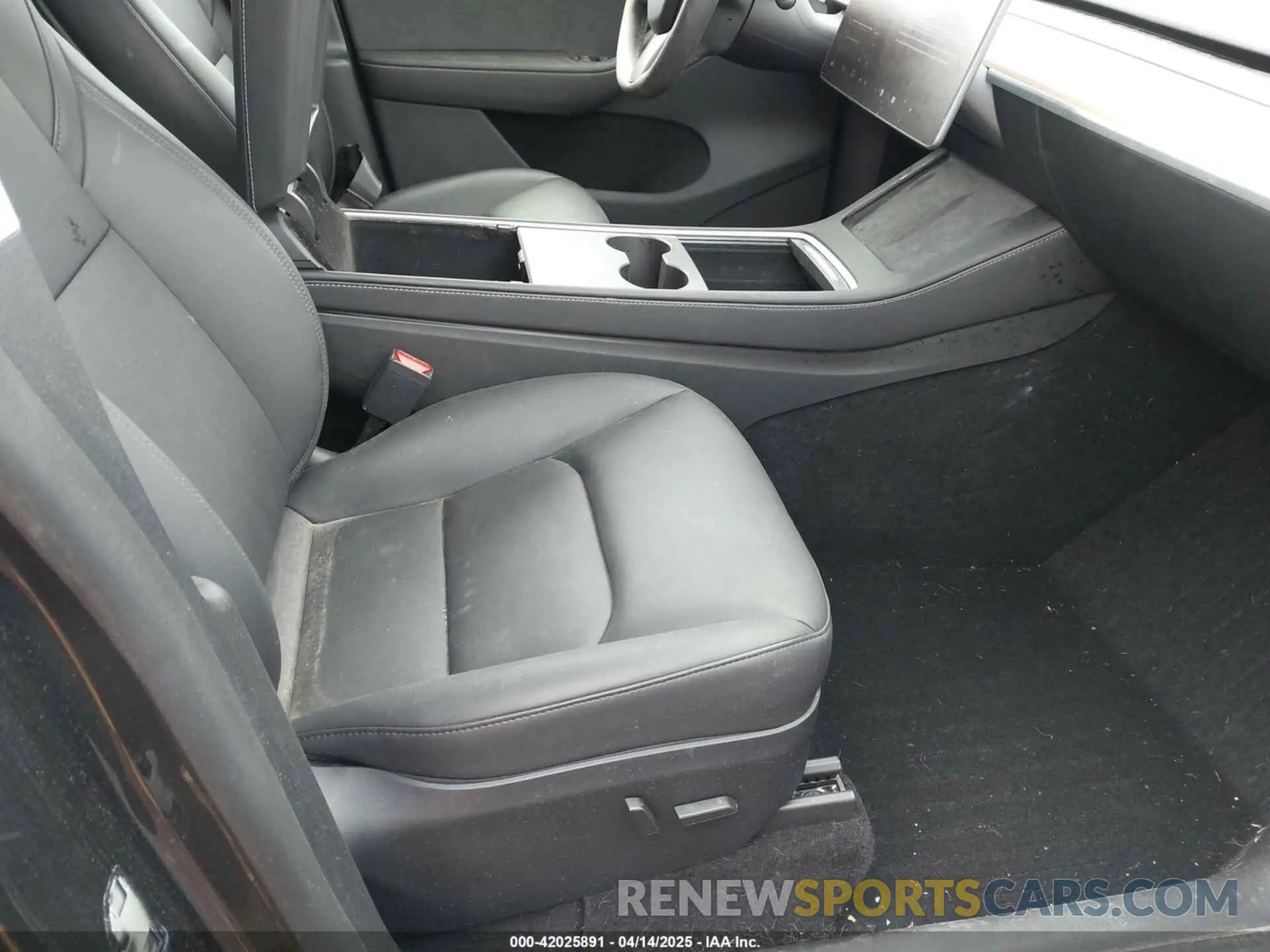 5 Photograph of a damaged car 7SAYGDEE5RA226317 TESLA MODEL Y 2024