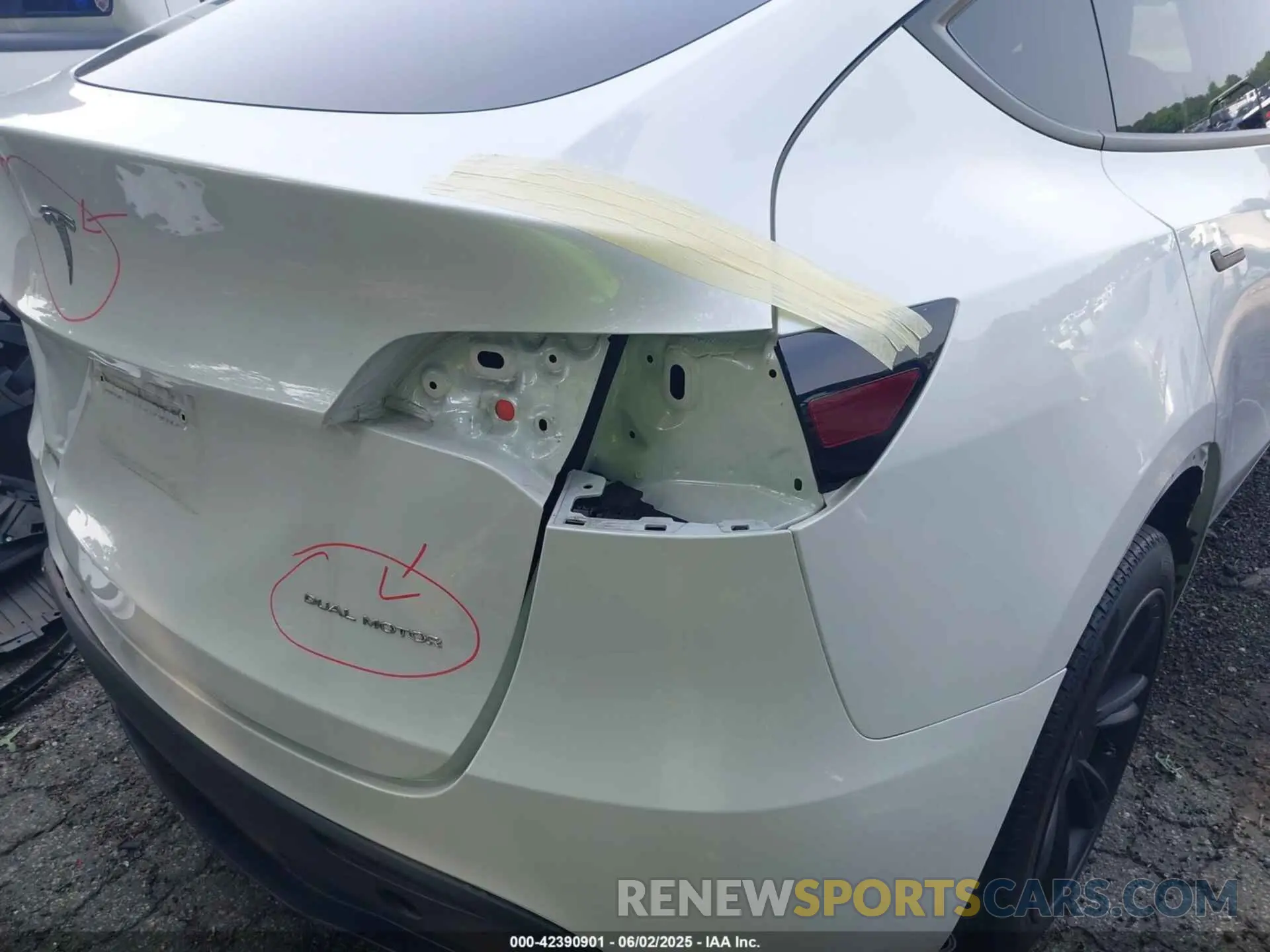 18 Photograph of a damaged car 7SAYGDEE5RA229542 TESLA MODEL Y 2024