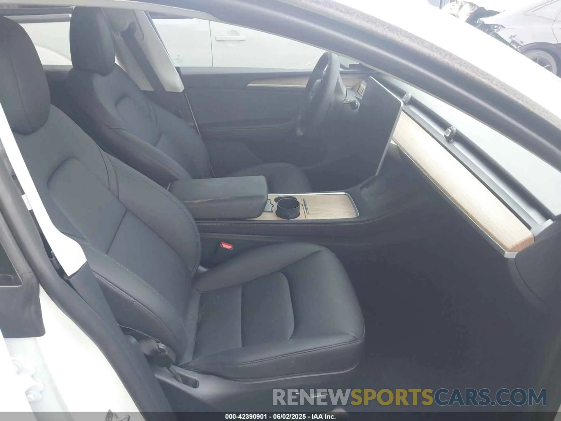 5 Photograph of a damaged car 7SAYGDEE5RA229542 TESLA MODEL Y 2024