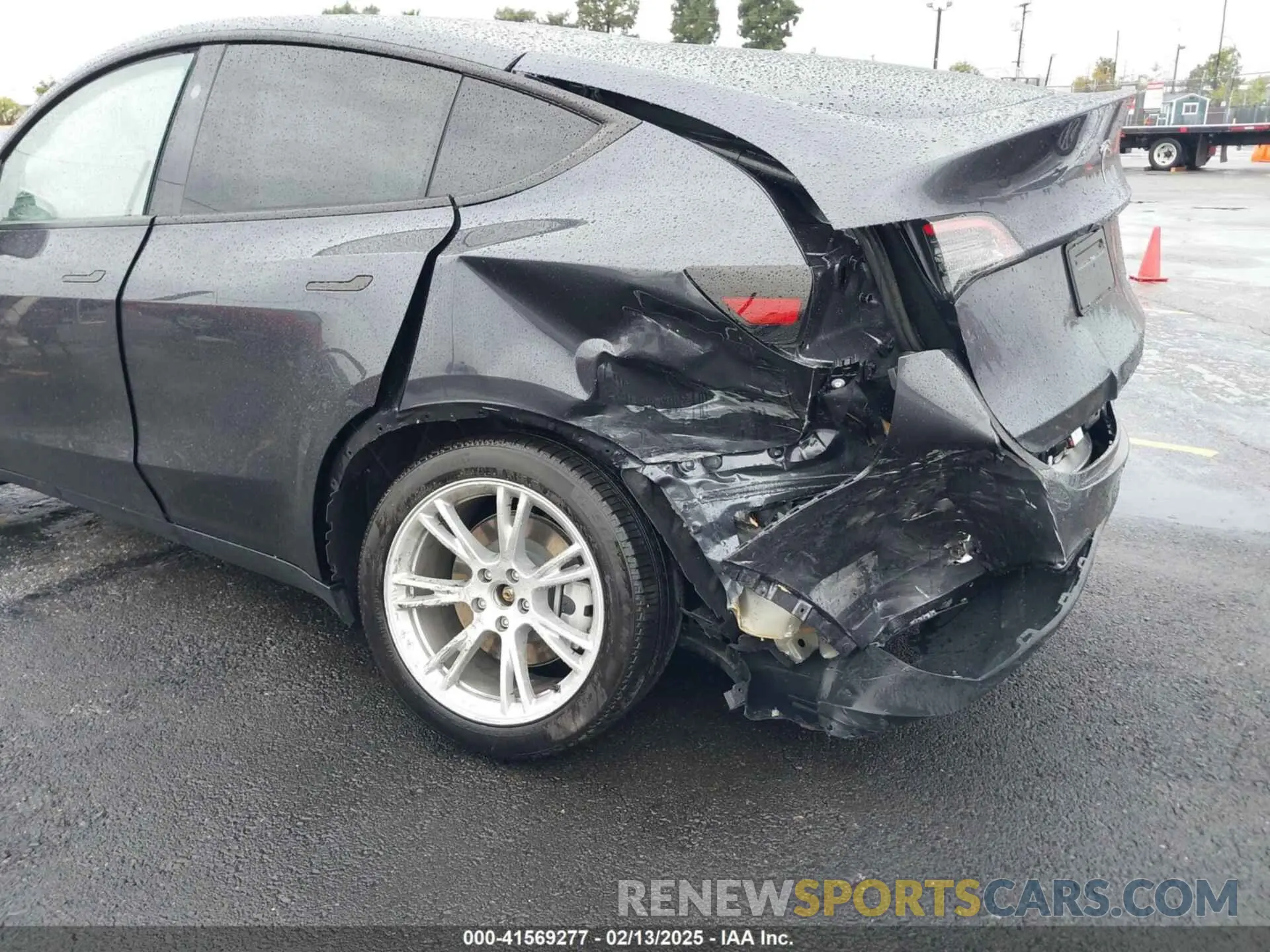 6 Photograph of a damaged car 7SAYGDEE5RA241433 TESLA MODEL Y 2024