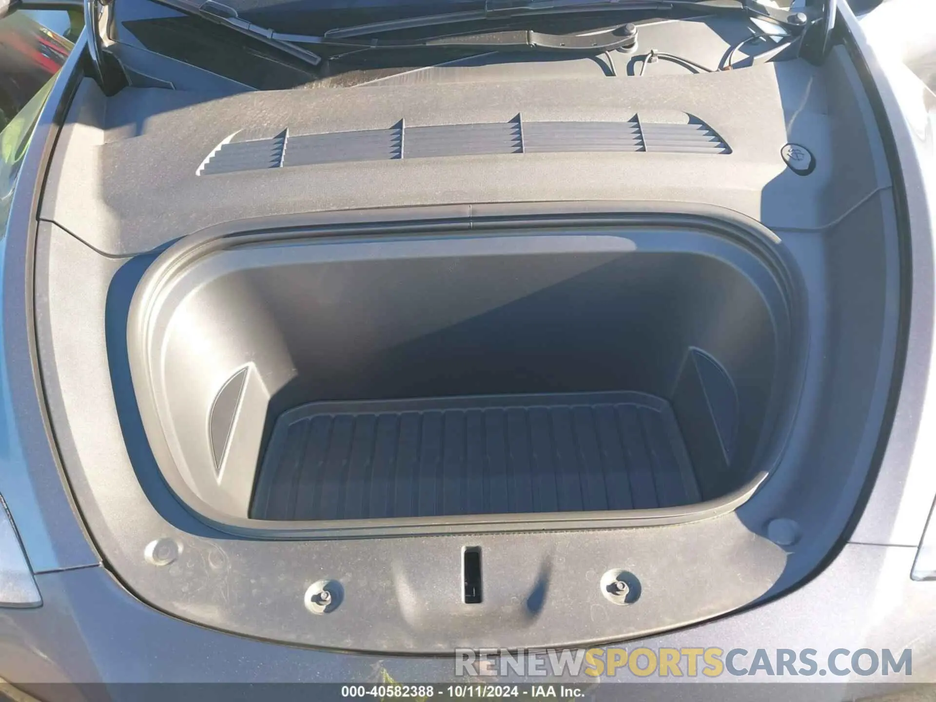 10 Photograph of a damaged car 7SAYGDEE5RA247944 TESLA MODEL Y 2024