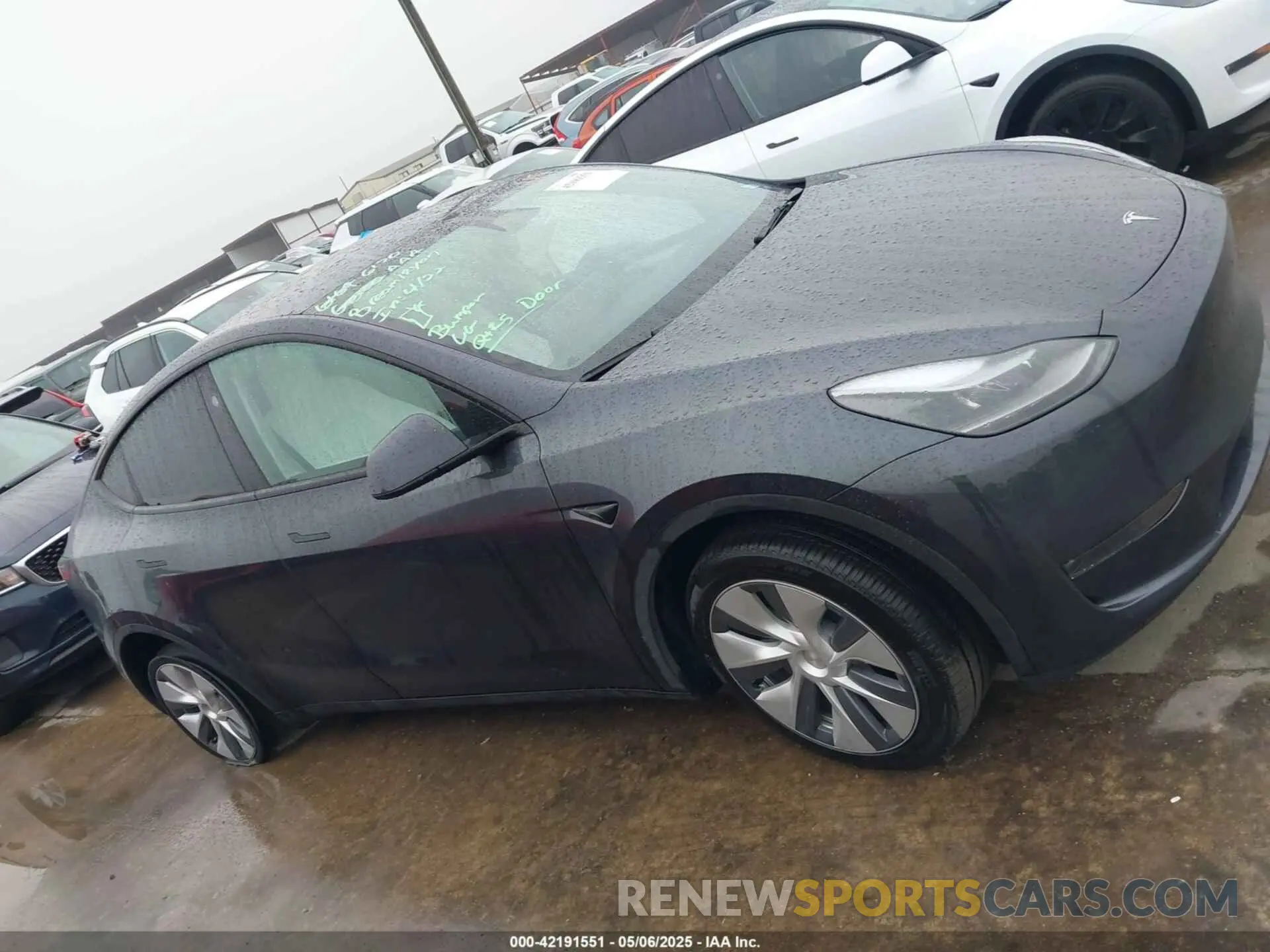 13 Photograph of a damaged car 7SAYGDEE5RA260614 TESLA MODEL Y 2024