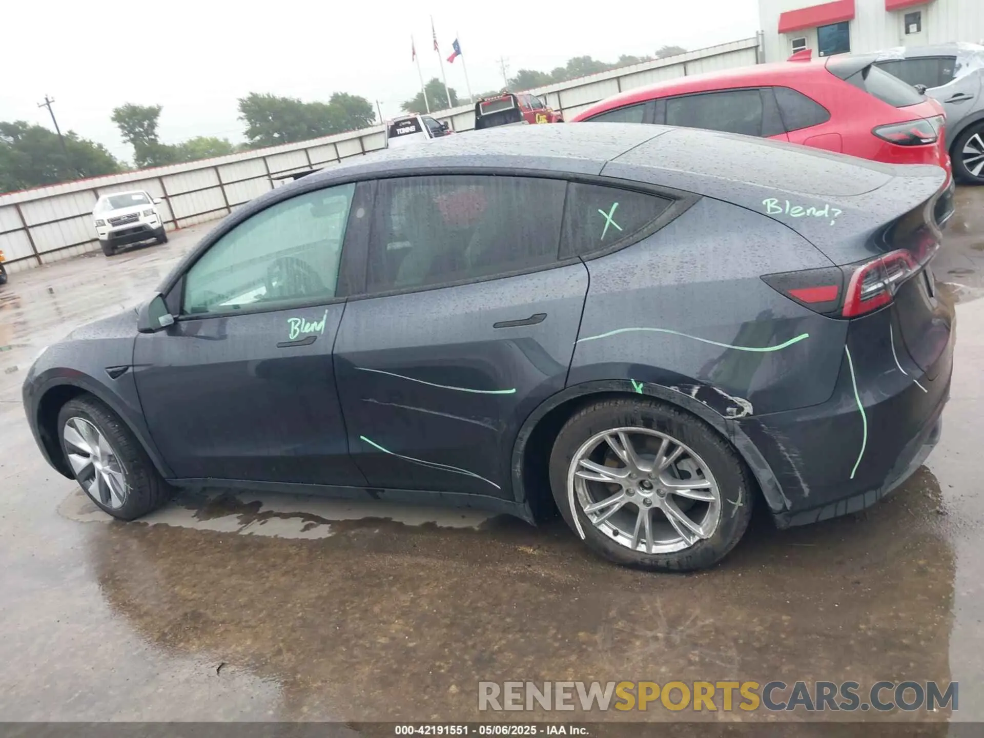 14 Photograph of a damaged car 7SAYGDEE5RA260614 TESLA MODEL Y 2024