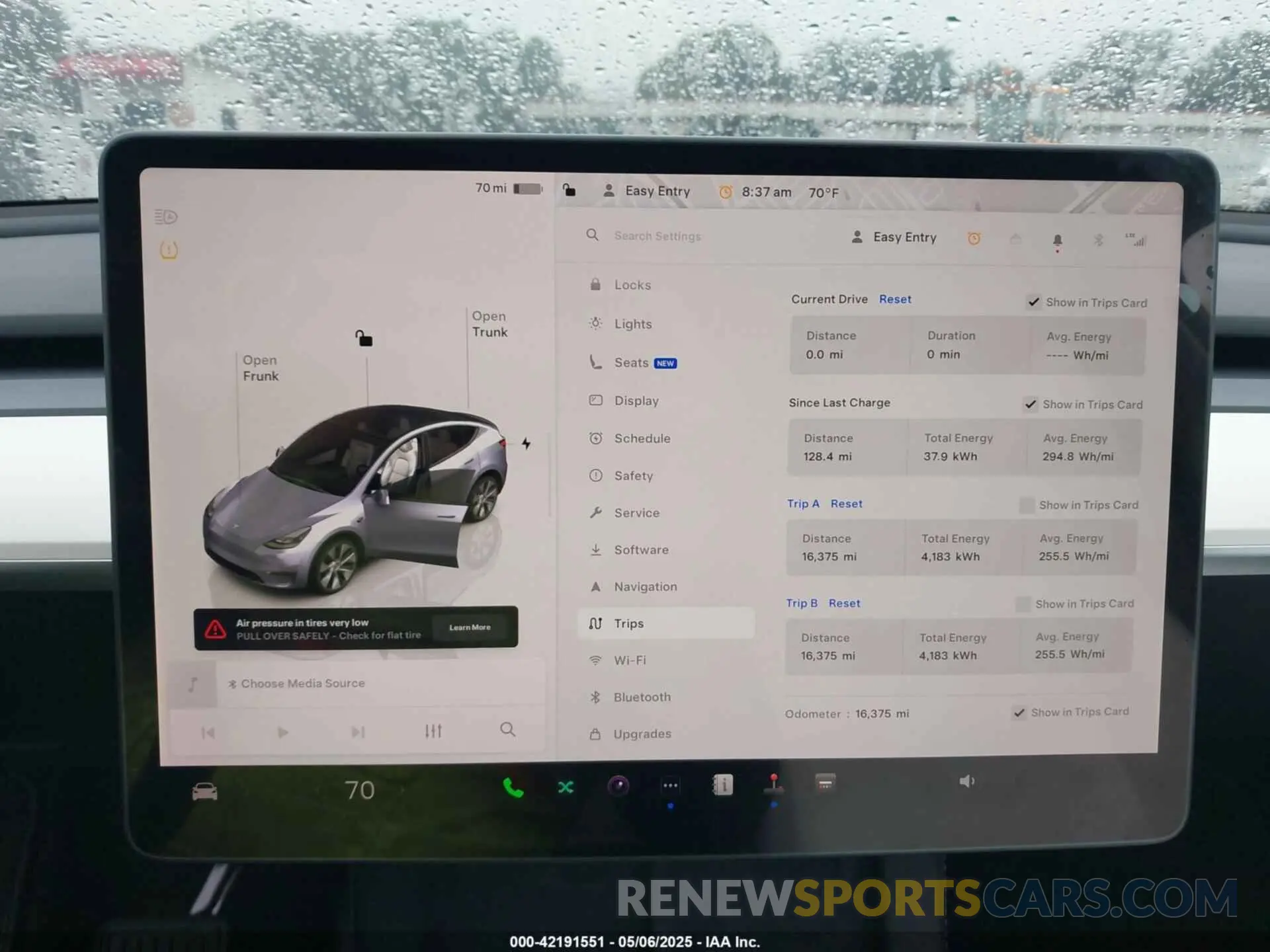 18 Photograph of a damaged car 7SAYGDEE5RA260614 TESLA MODEL Y 2024