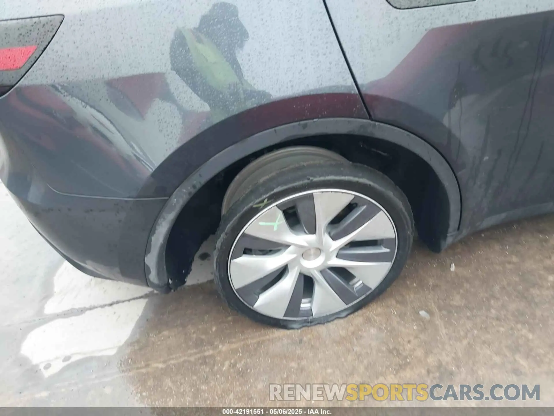 19 Photograph of a damaged car 7SAYGDEE5RA260614 TESLA MODEL Y 2024