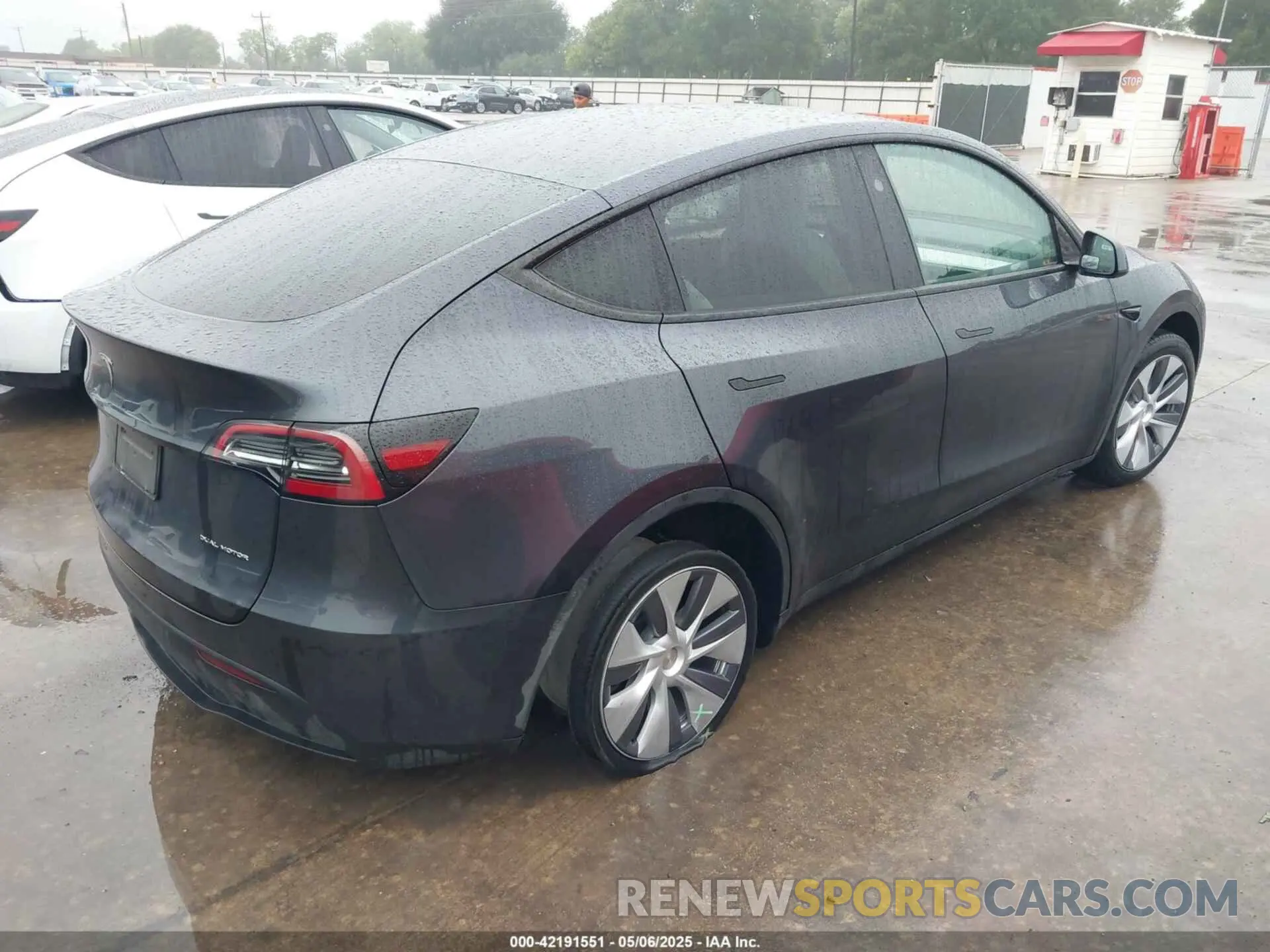 4 Photograph of a damaged car 7SAYGDEE5RA260614 TESLA MODEL Y 2024