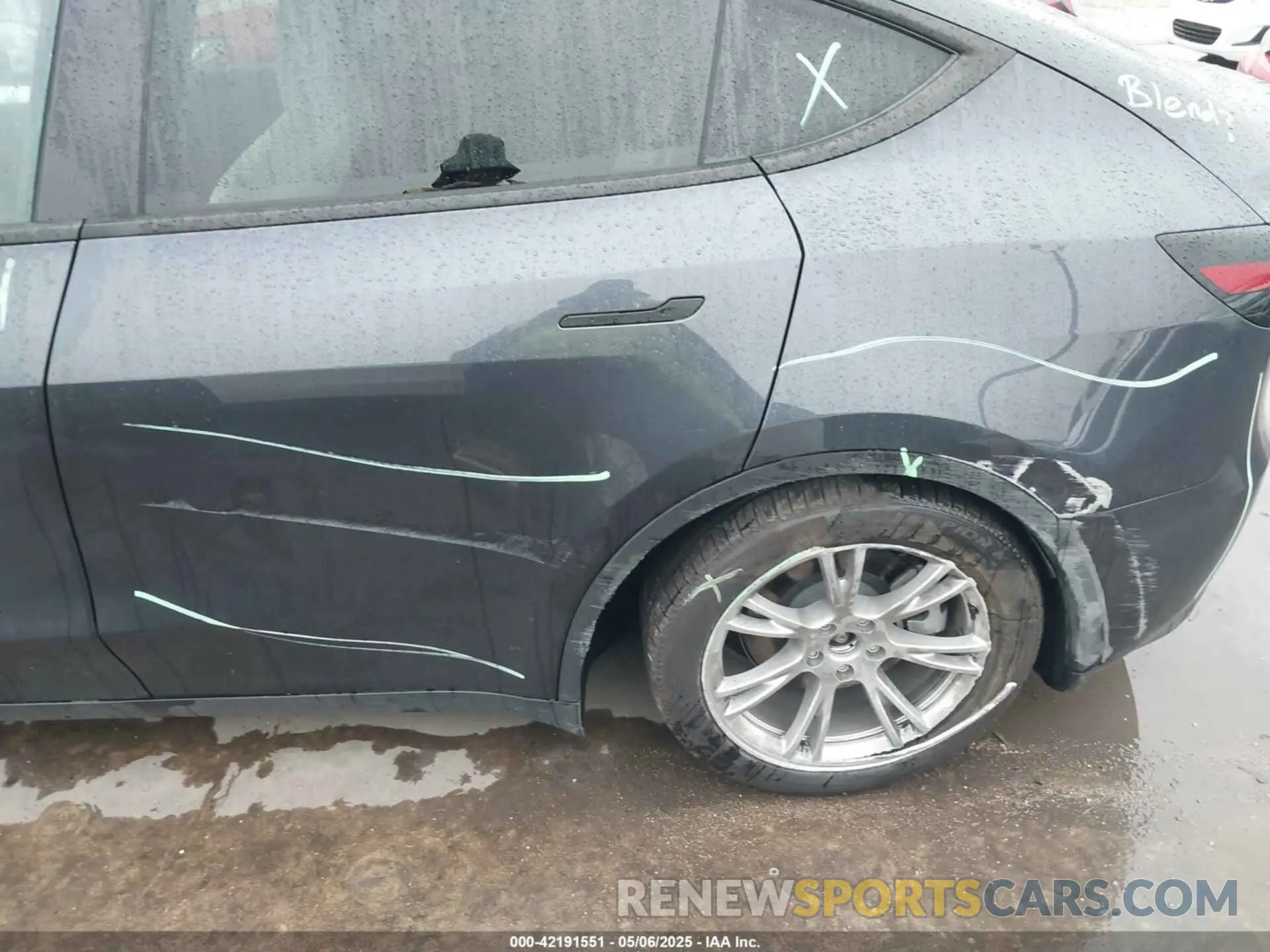 6 Photograph of a damaged car 7SAYGDEE5RA260614 TESLA MODEL Y 2024