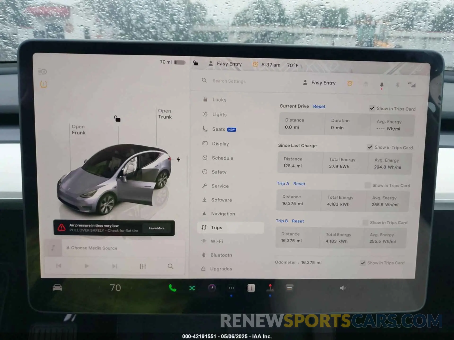 7 Photograph of a damaged car 7SAYGDEE5RA260614 TESLA MODEL Y 2024