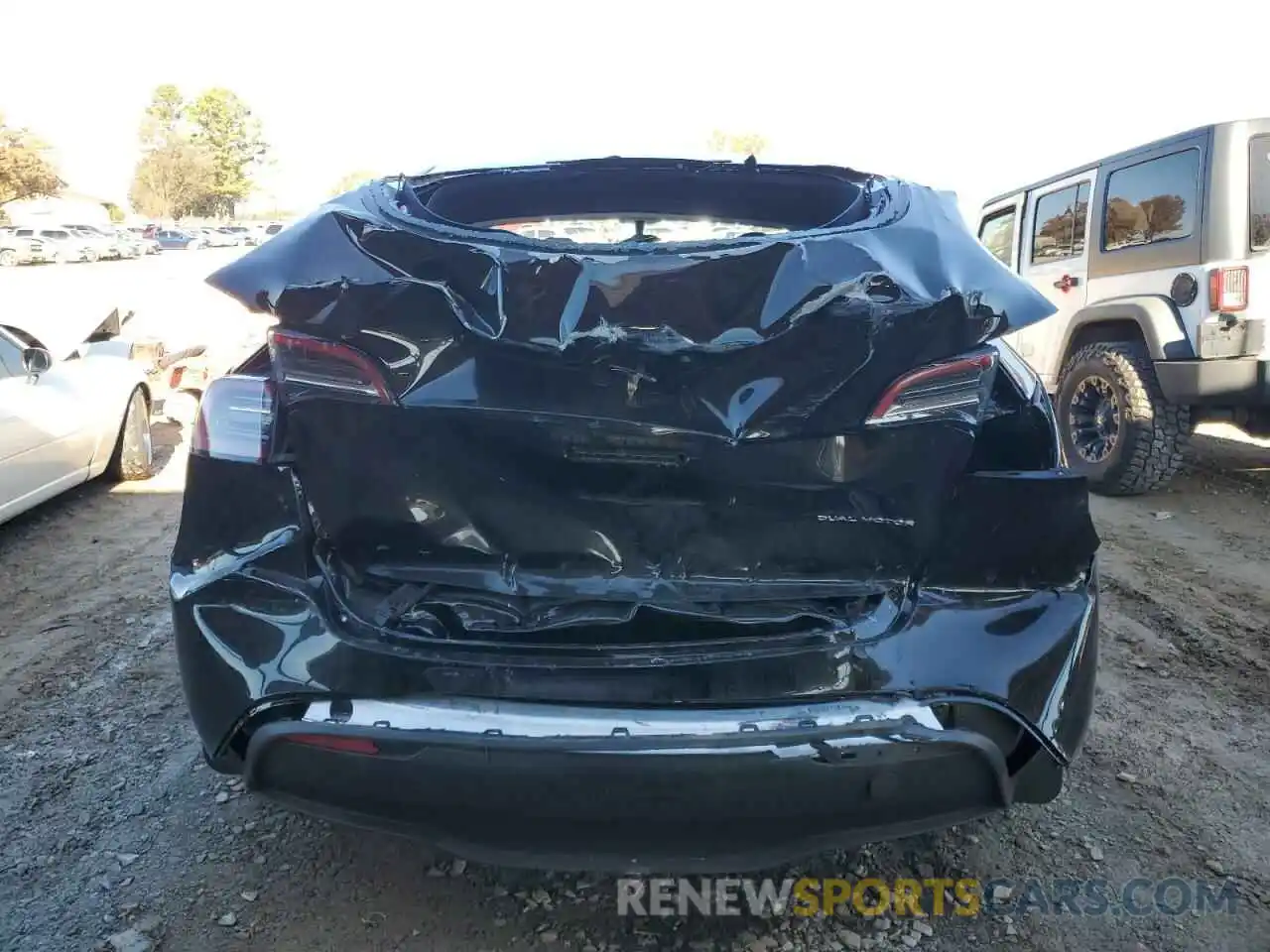 6 Photograph of a damaged car 7SAYGDEE5RA270012 TESLA MODEL Y 2024