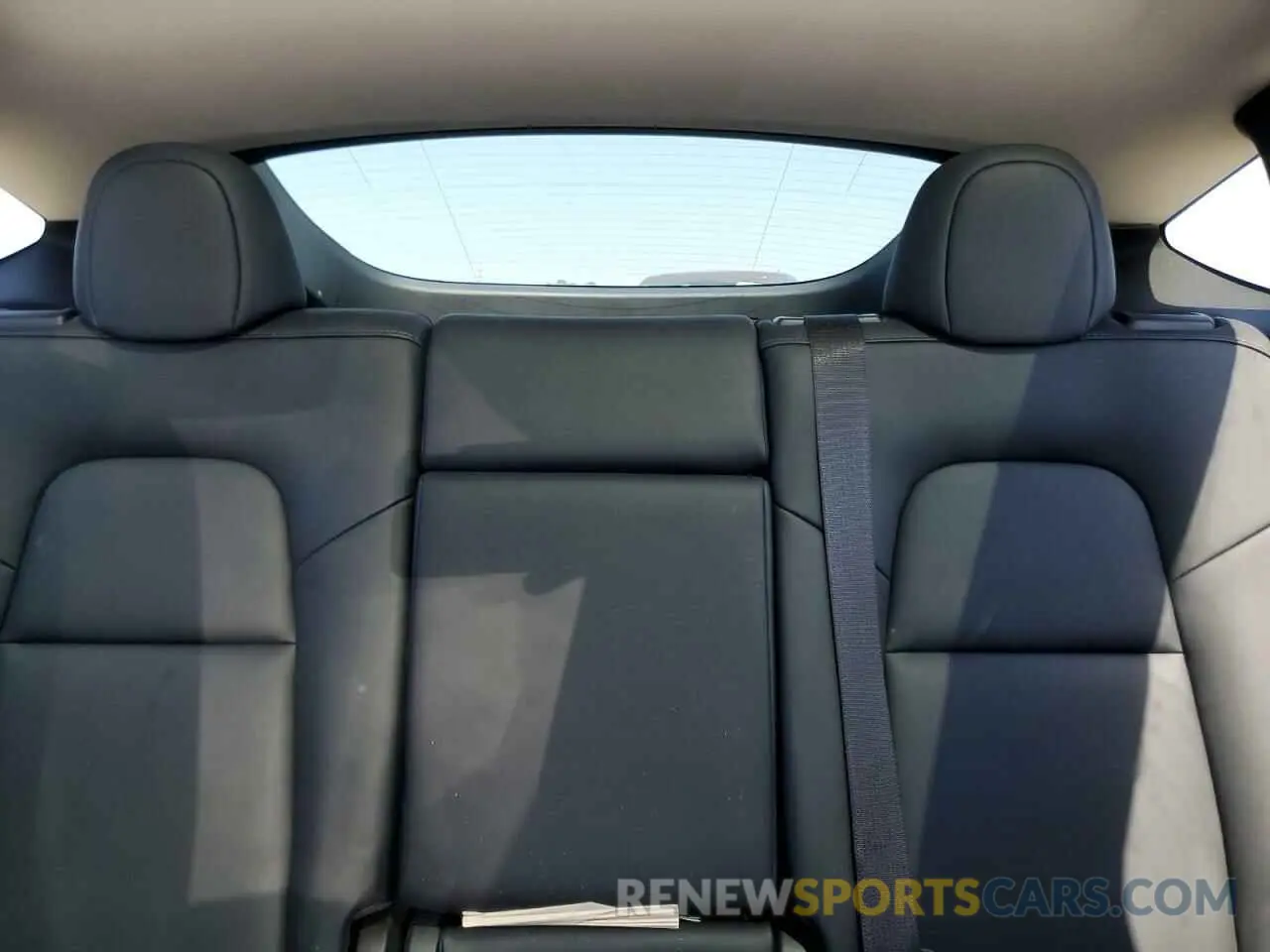 10 Photograph of a damaged car 7SAYGDEE5RA282984 TESLA MODEL Y 2024
