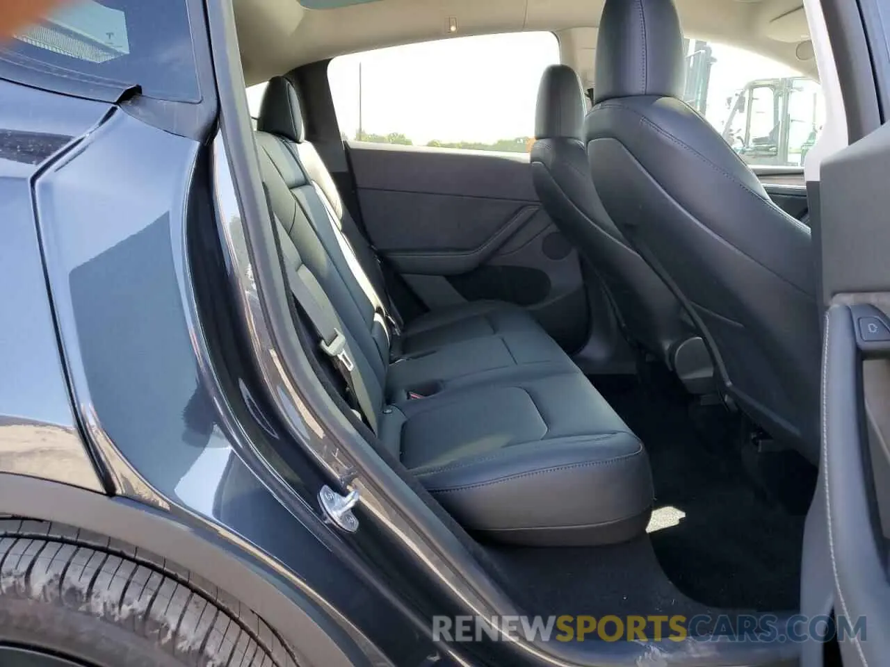 10 Photograph of a damaged car 7SAYGDEE5RA292169 TESLA MODEL Y 2024