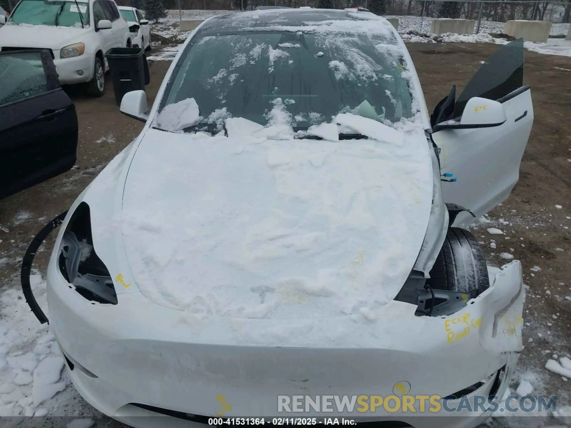 10 Photograph of a damaged car 7SAYGDEE5RA326577 TESLA MODEL Y 2024