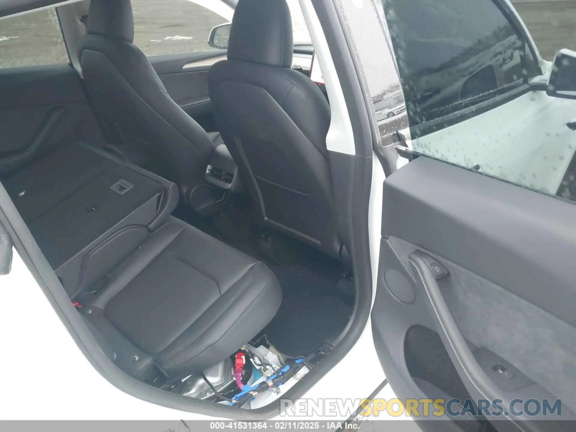 8 Photograph of a damaged car 7SAYGDEE5RA326577 TESLA MODEL Y 2024