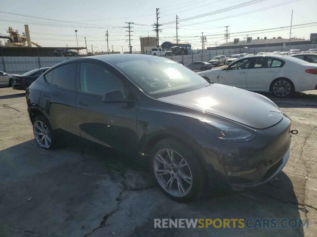 4 Photograph of a damaged car 7SAYGDEE5RF005285 TESLA MODEL Y 2024