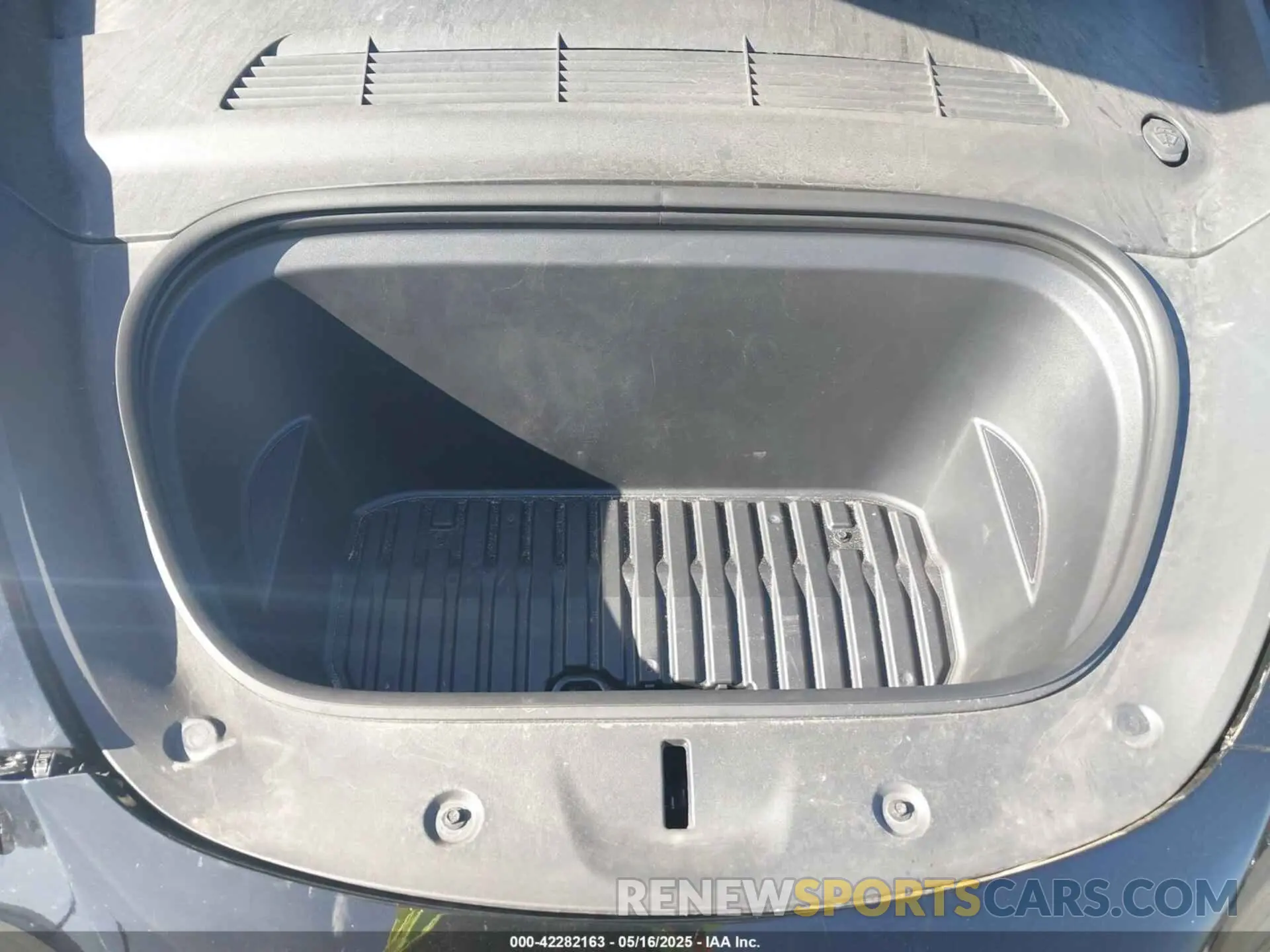 10 Photograph of a damaged car 7SAYGDEE5RF115074 TESLA MODEL Y 2024