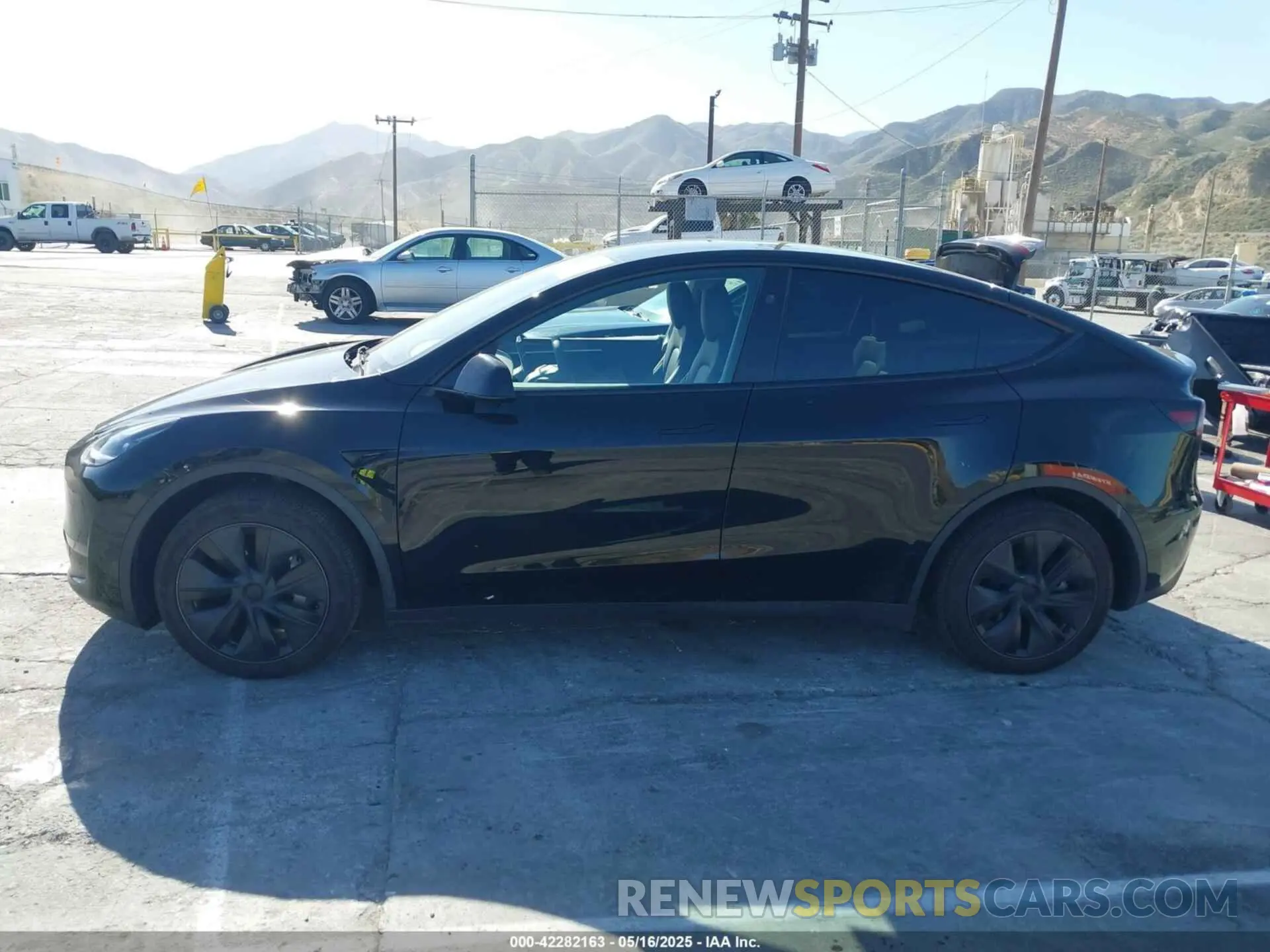 14 Photograph of a damaged car 7SAYGDEE5RF115074 TESLA MODEL Y 2024