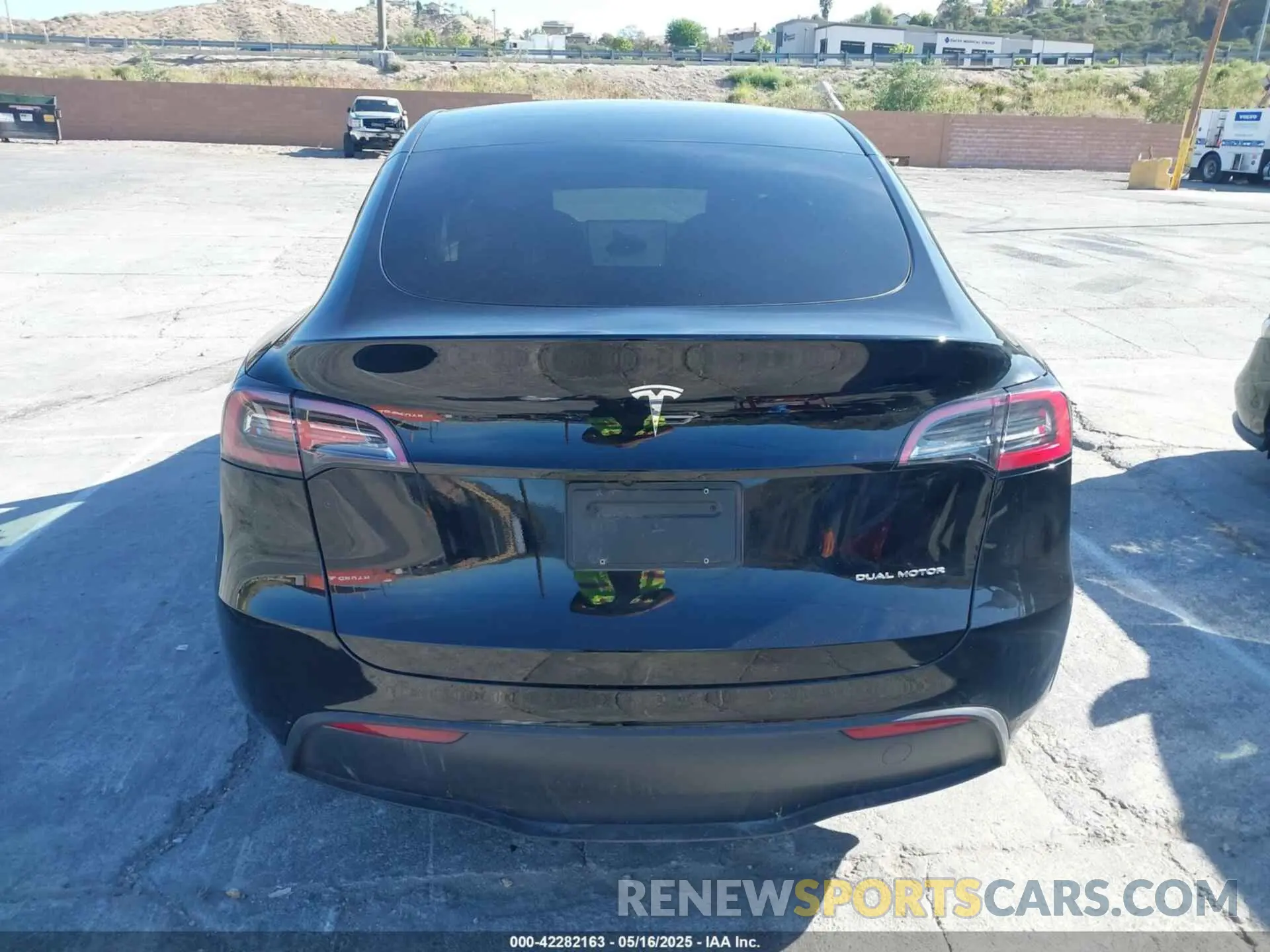 16 Photograph of a damaged car 7SAYGDEE5RF115074 TESLA MODEL Y 2024