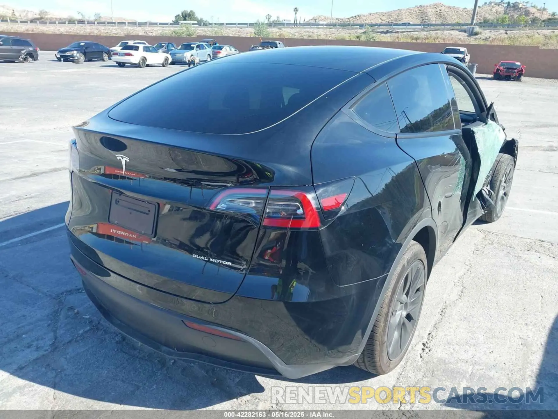4 Photograph of a damaged car 7SAYGDEE5RF115074 TESLA MODEL Y 2024