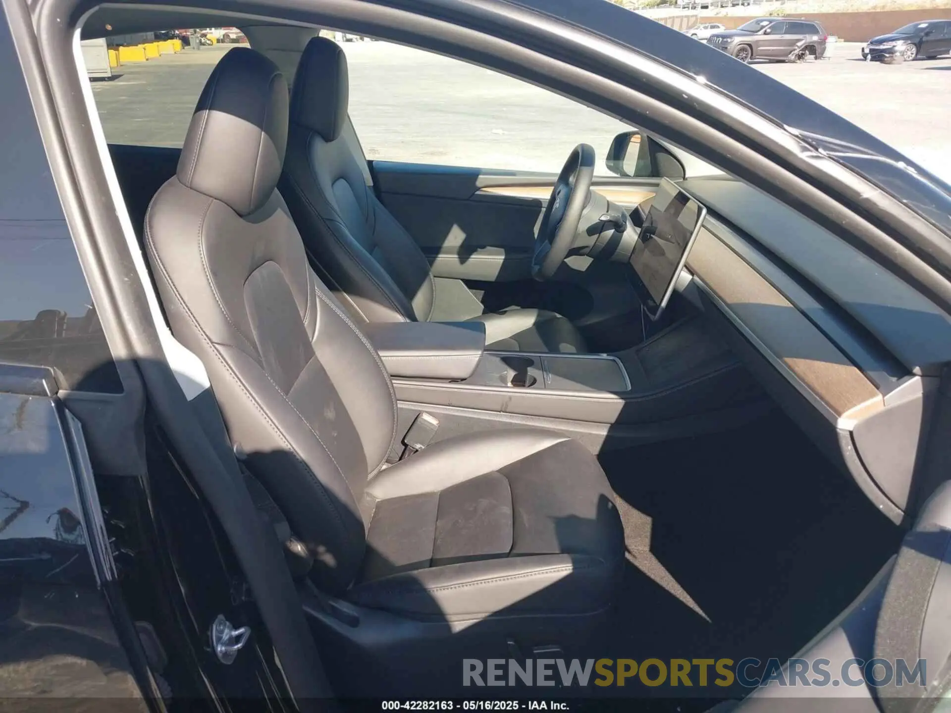 5 Photograph of a damaged car 7SAYGDEE5RF115074 TESLA MODEL Y 2024