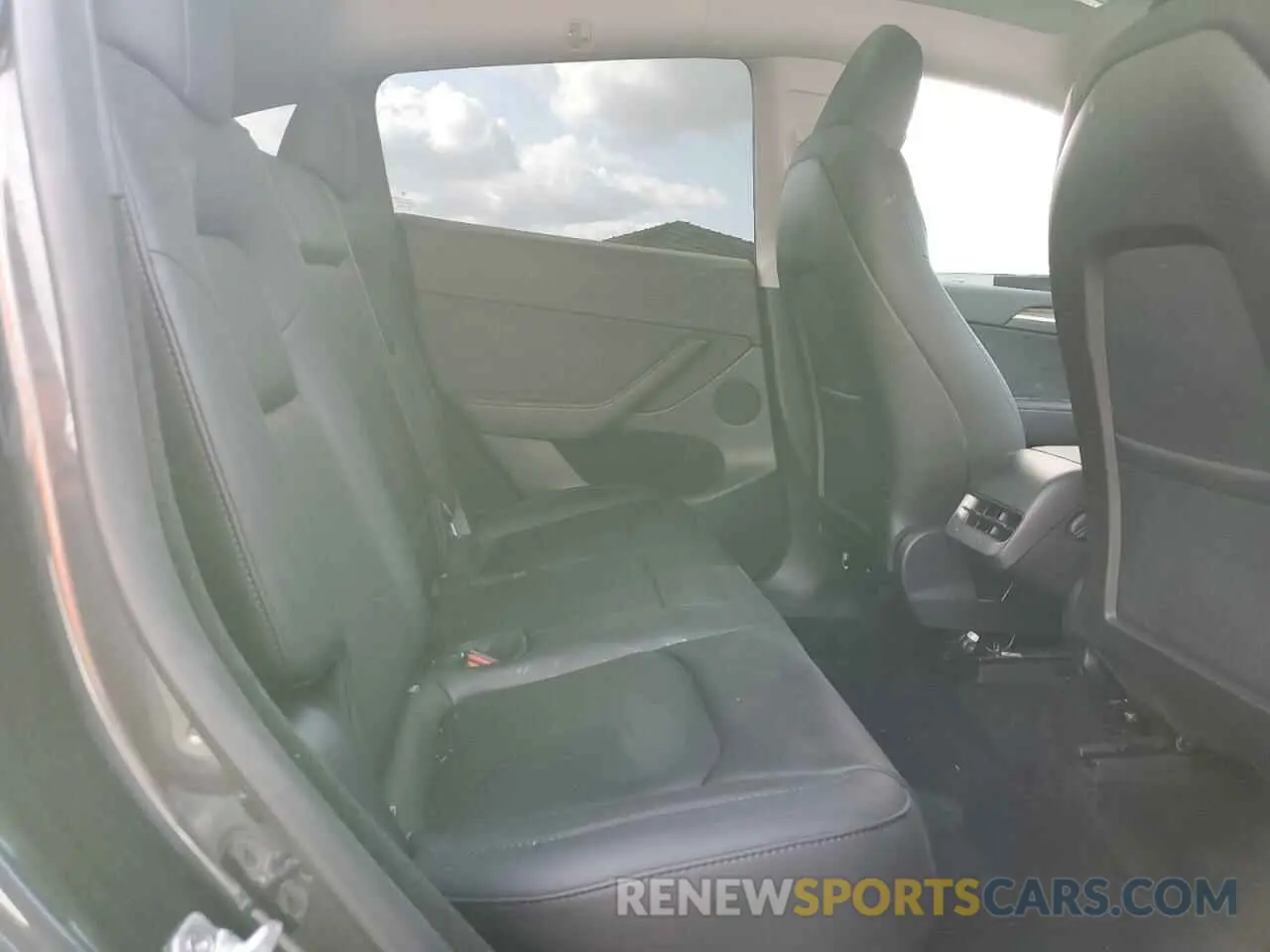 10 Photograph of a damaged car 7SAYGDEE5RF123496 TESLA MODEL Y 2024