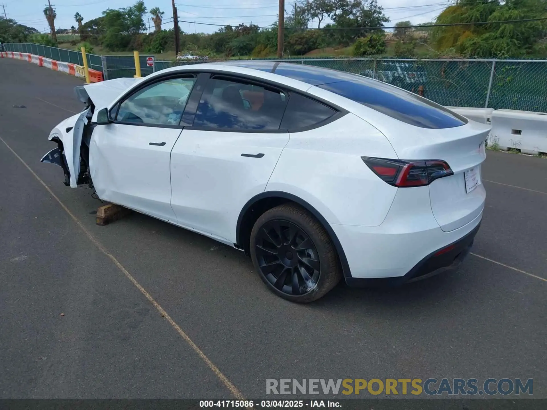 3 Photograph of a damaged car 7SAYGDEE5RF181334 TESLA MODEL Y 2024