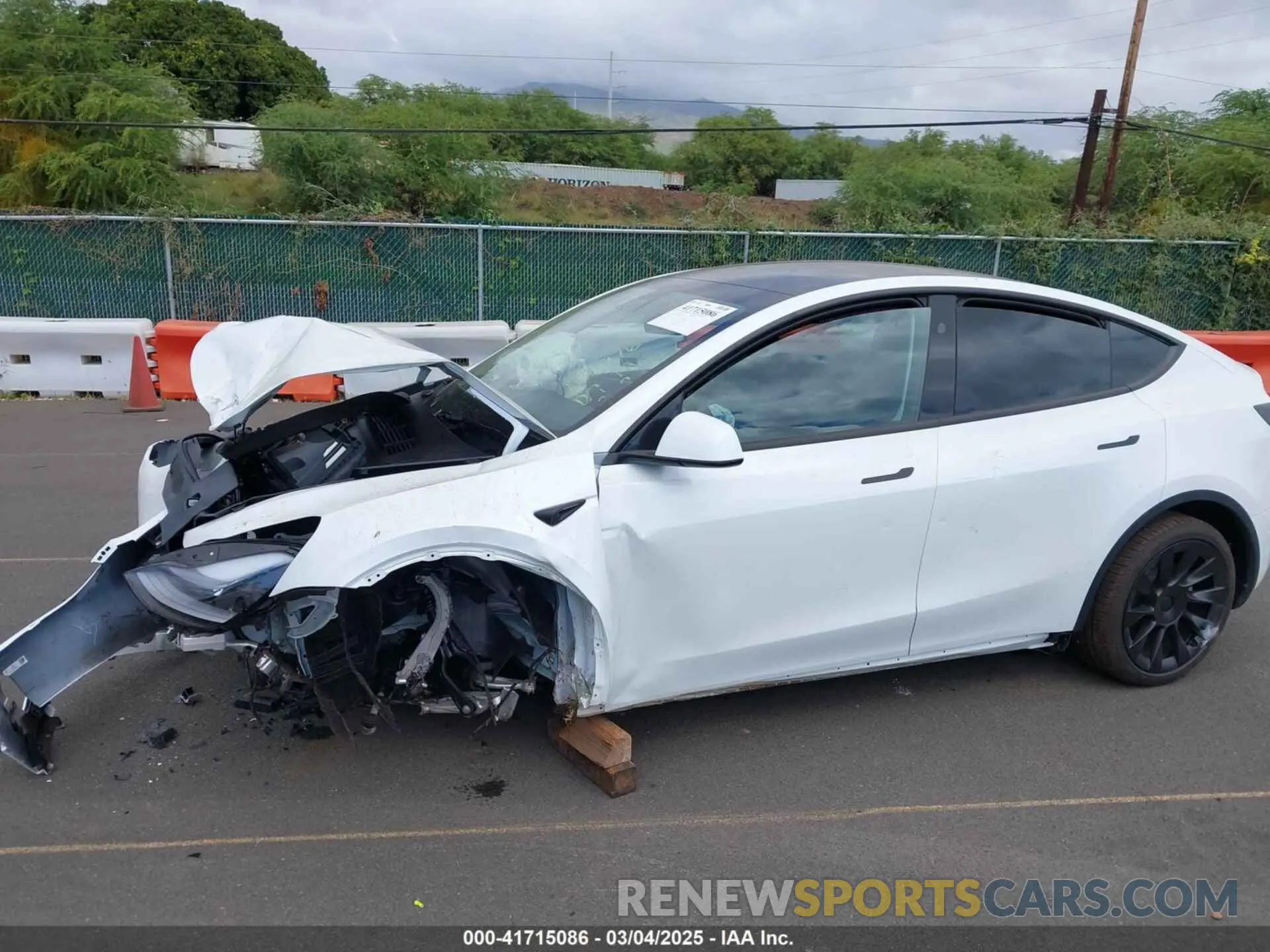 6 Photograph of a damaged car 7SAYGDEE5RF181334 TESLA MODEL Y 2024