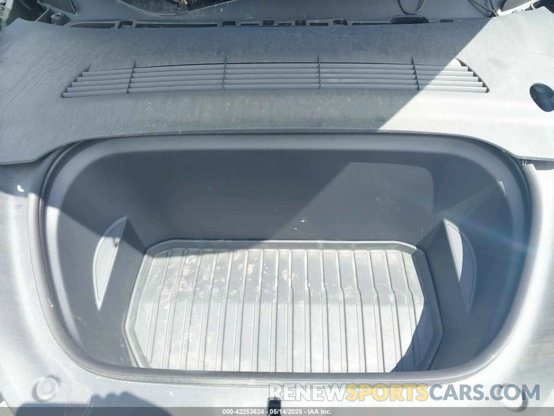 10 Photograph of a damaged car 7SAYGDEE6RA218338 TESLA MODEL Y 2024