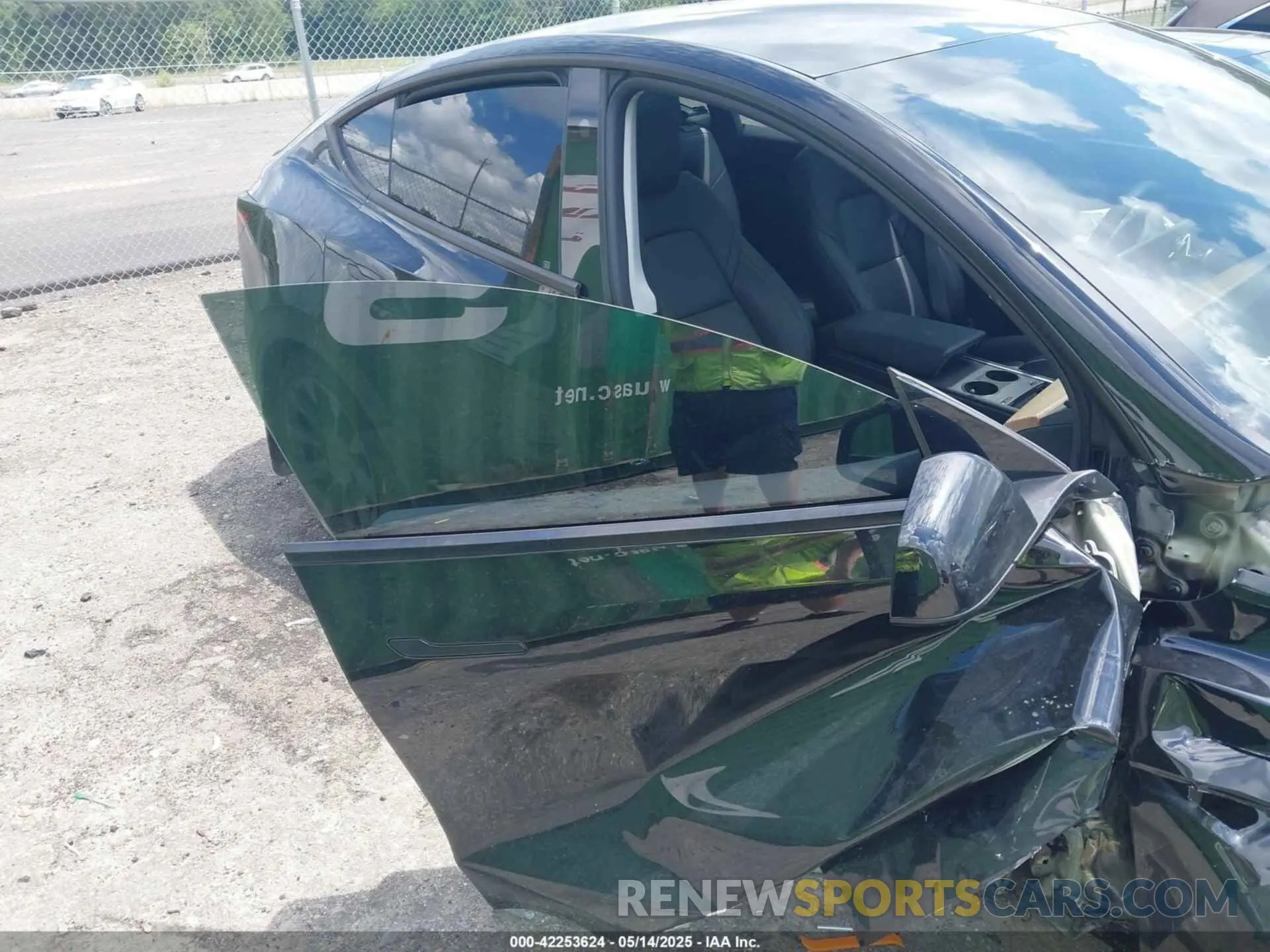 22 Photograph of a damaged car 7SAYGDEE6RA218338 TESLA MODEL Y 2024
