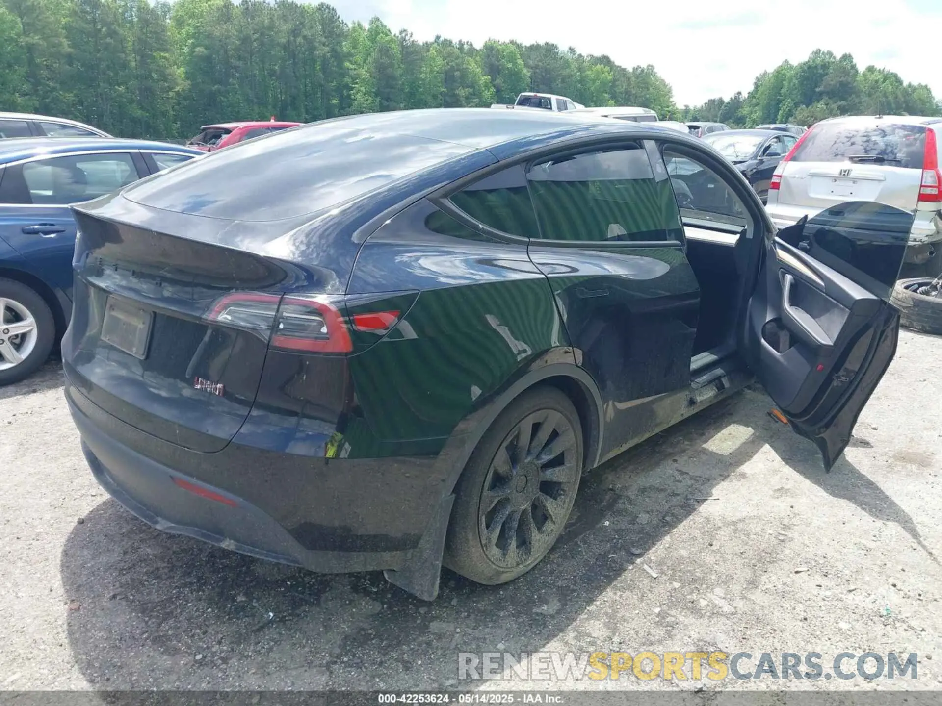 4 Photograph of a damaged car 7SAYGDEE6RA218338 TESLA MODEL Y 2024