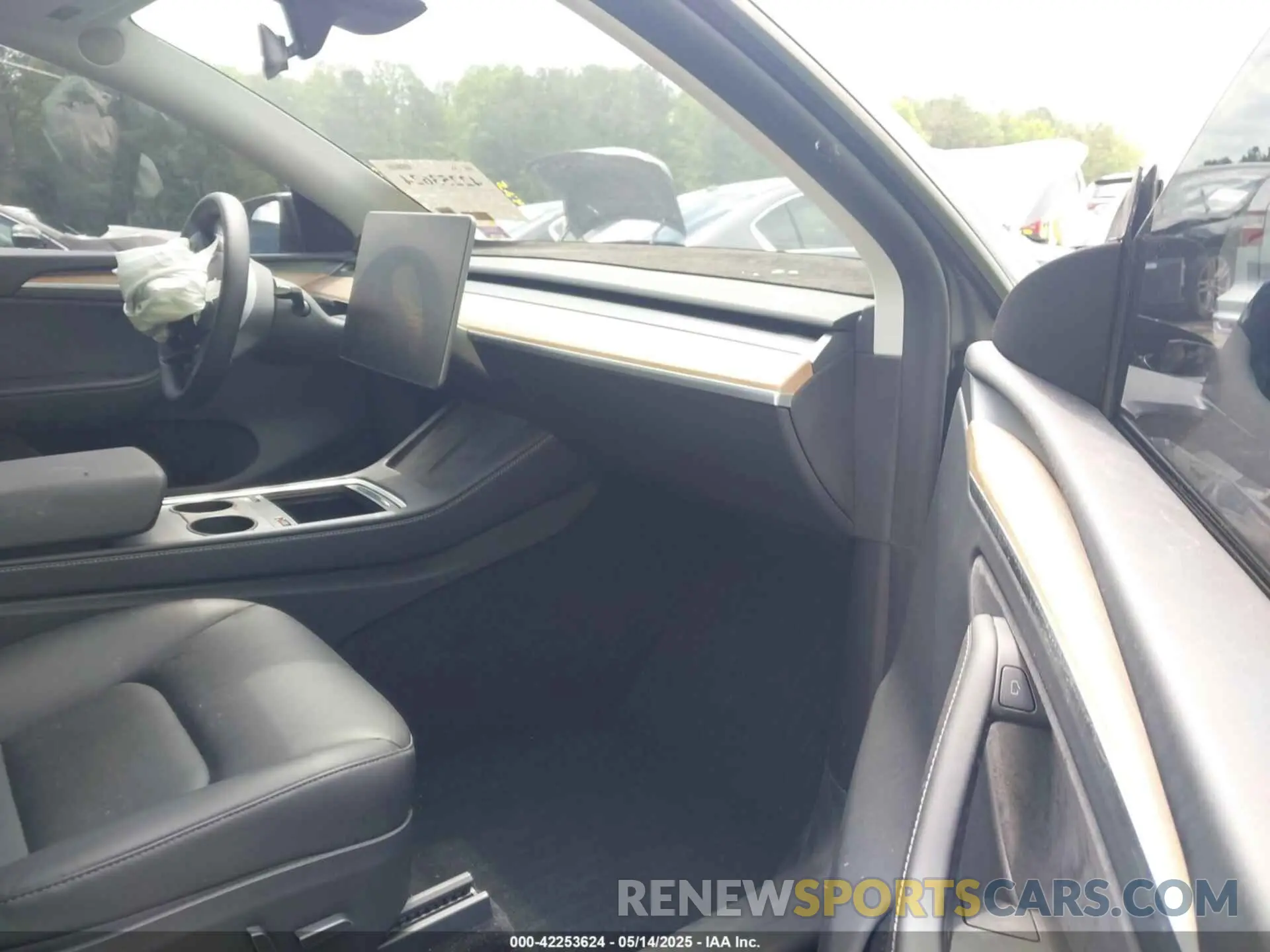 5 Photograph of a damaged car 7SAYGDEE6RA218338 TESLA MODEL Y 2024