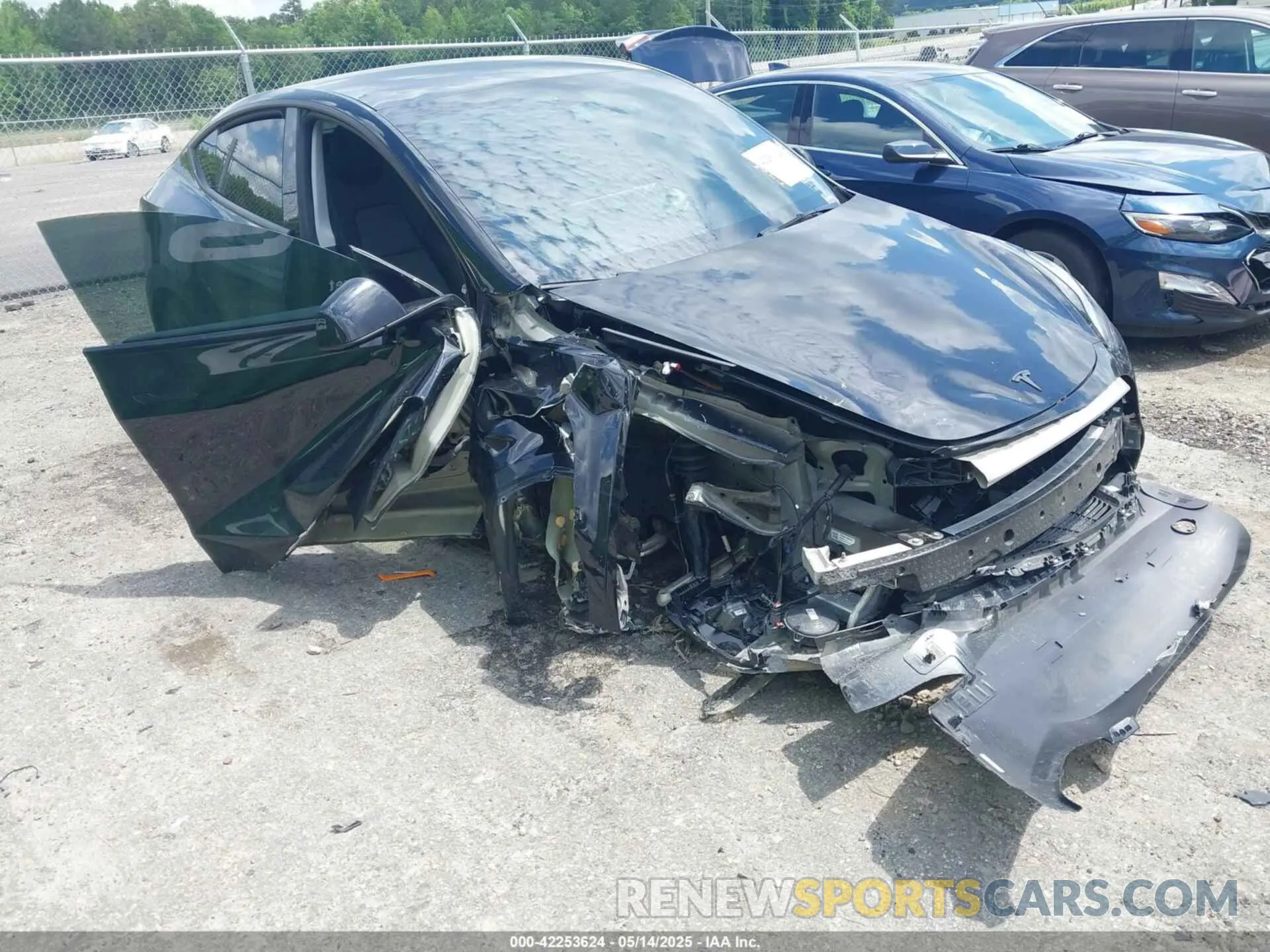 6 Photograph of a damaged car 7SAYGDEE6RA218338 TESLA MODEL Y 2024