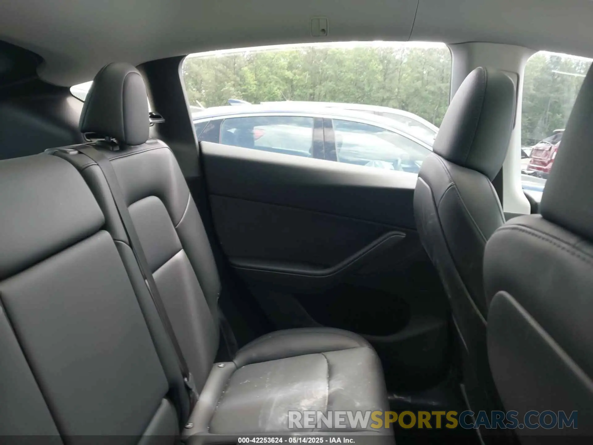8 Photograph of a damaged car 7SAYGDEE6RA218338 TESLA MODEL Y 2024