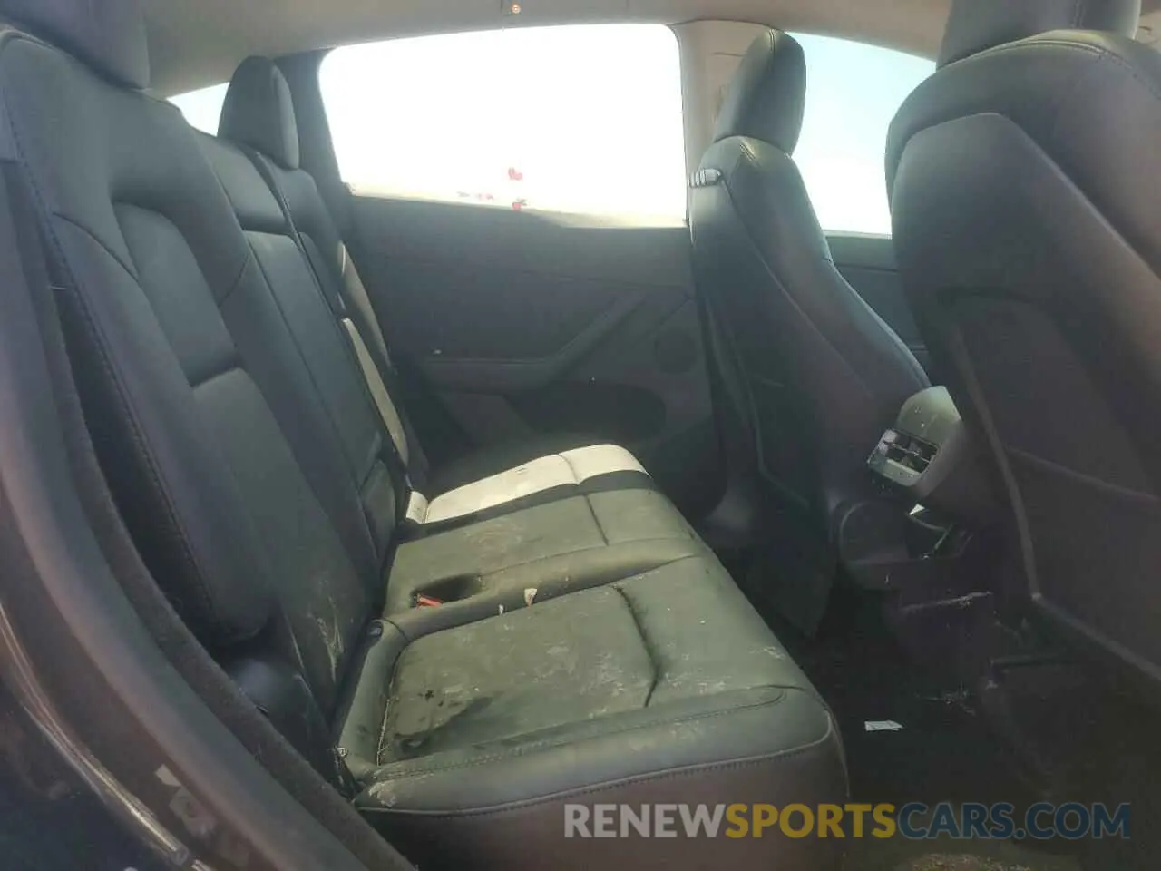 10 Photograph of a damaged car 7SAYGDEE6RA221773 TESLA MODEL Y 2024