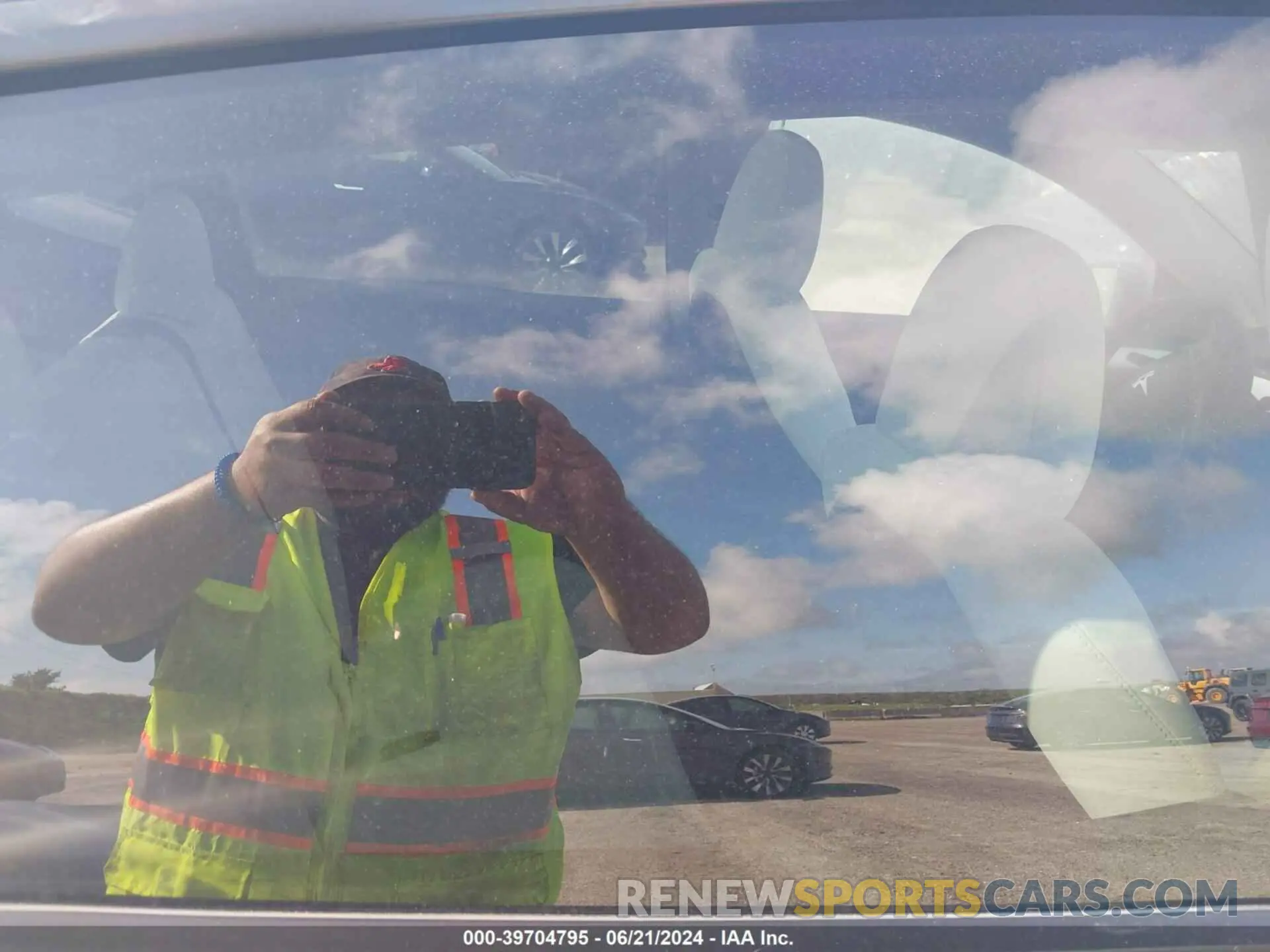 8 Photograph of a damaged car 7SAYGDEE6RA239531 TESLA MODEL Y 2024