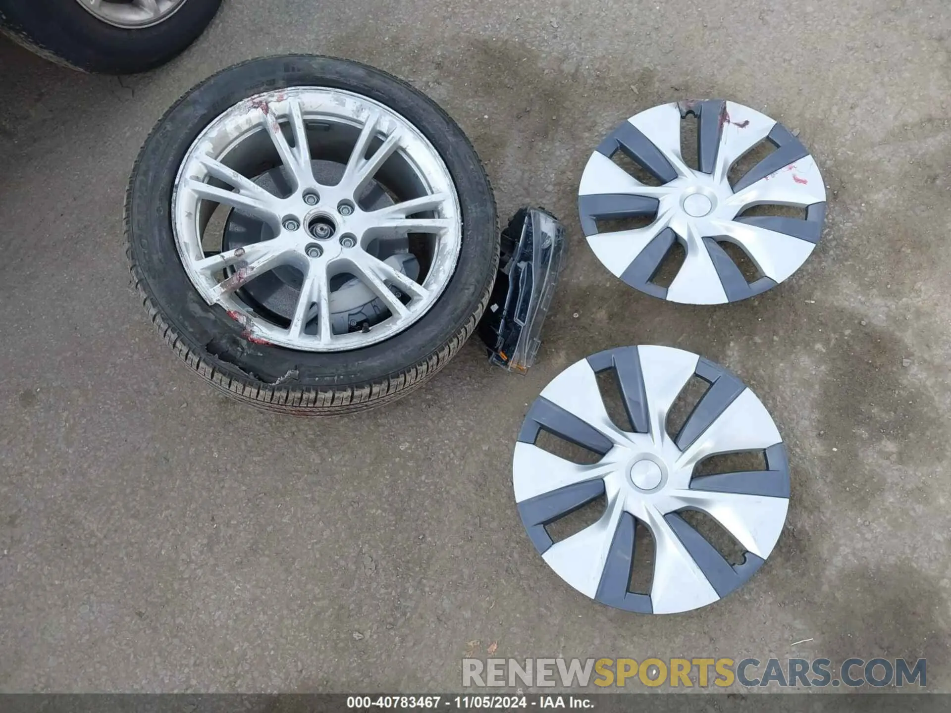 11 Photograph of a damaged car 7SAYGDEE6RA257592 TESLA MODEL Y 2024
