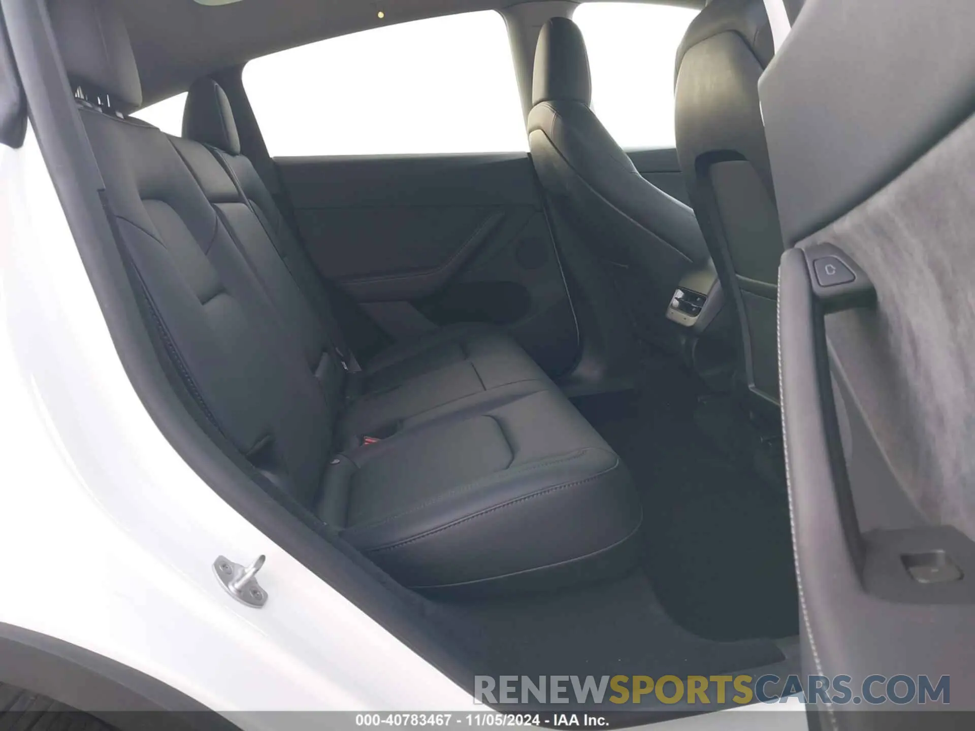 8 Photograph of a damaged car 7SAYGDEE6RA257592 TESLA MODEL Y 2024