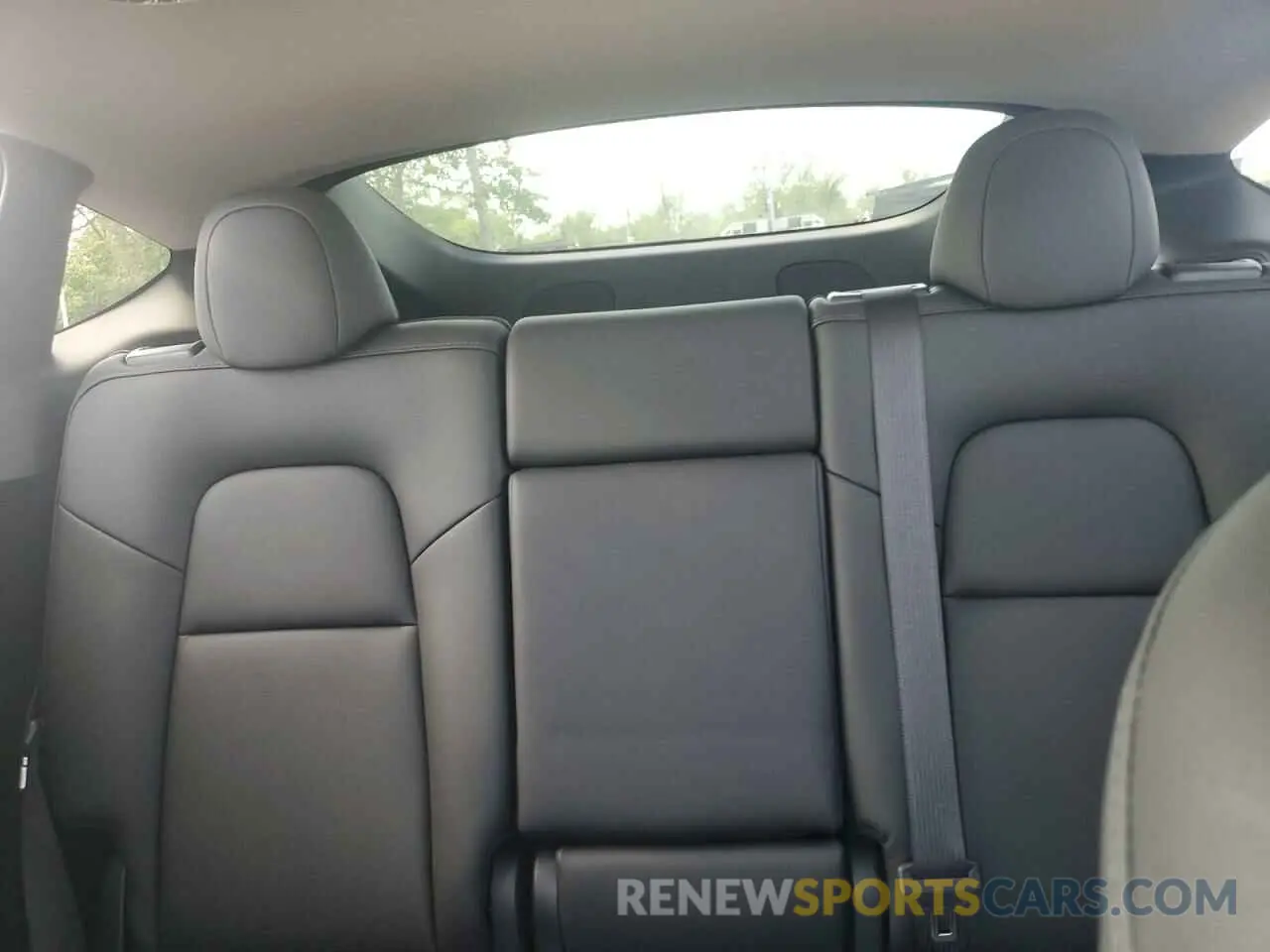 10 Photograph of a damaged car 7SAYGDEE6RA261108 TESLA MODEL Y 2024
