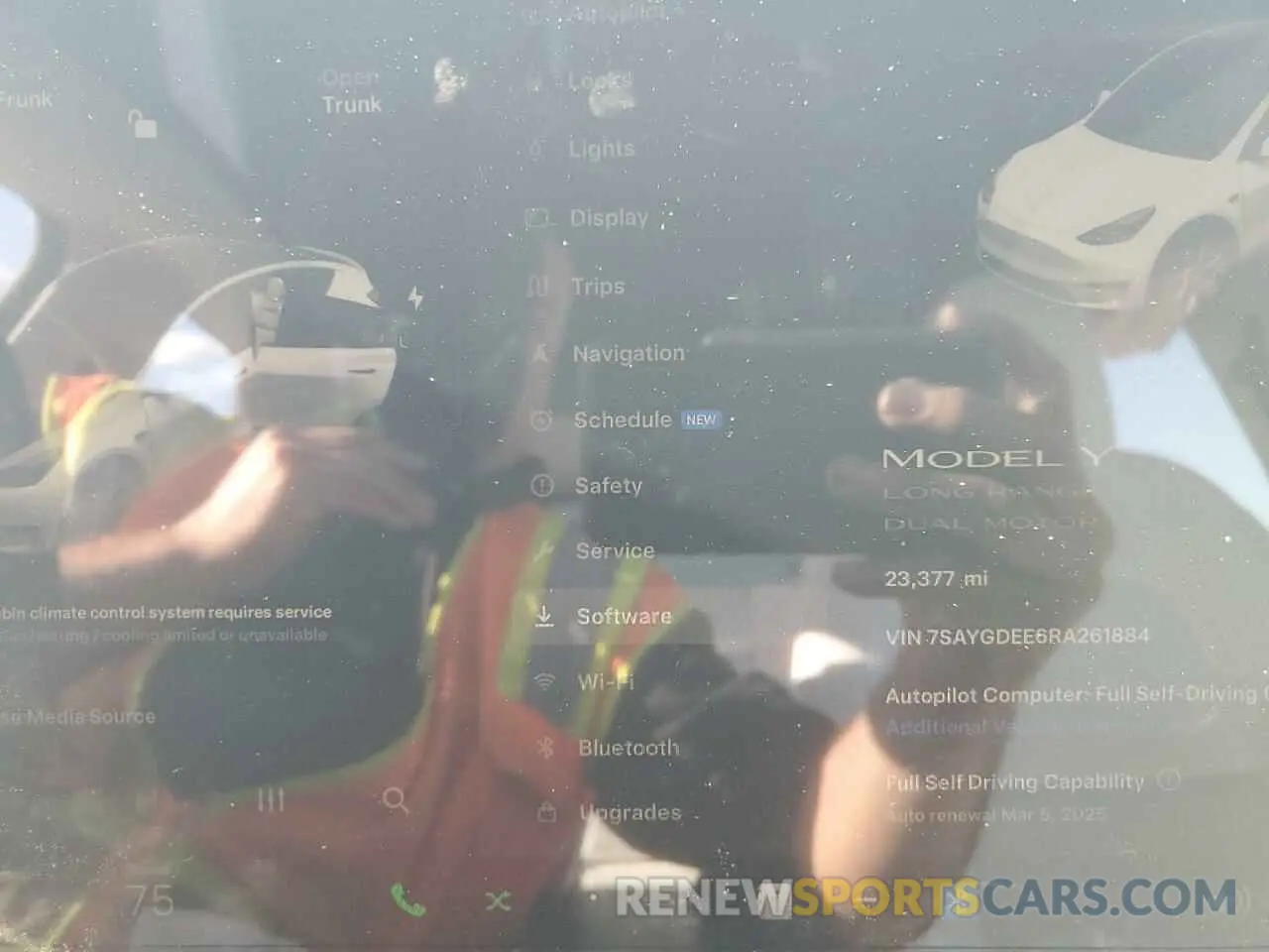 9 Photograph of a damaged car 7SAYGDEE6RA261884 TESLA MODEL Y 2024